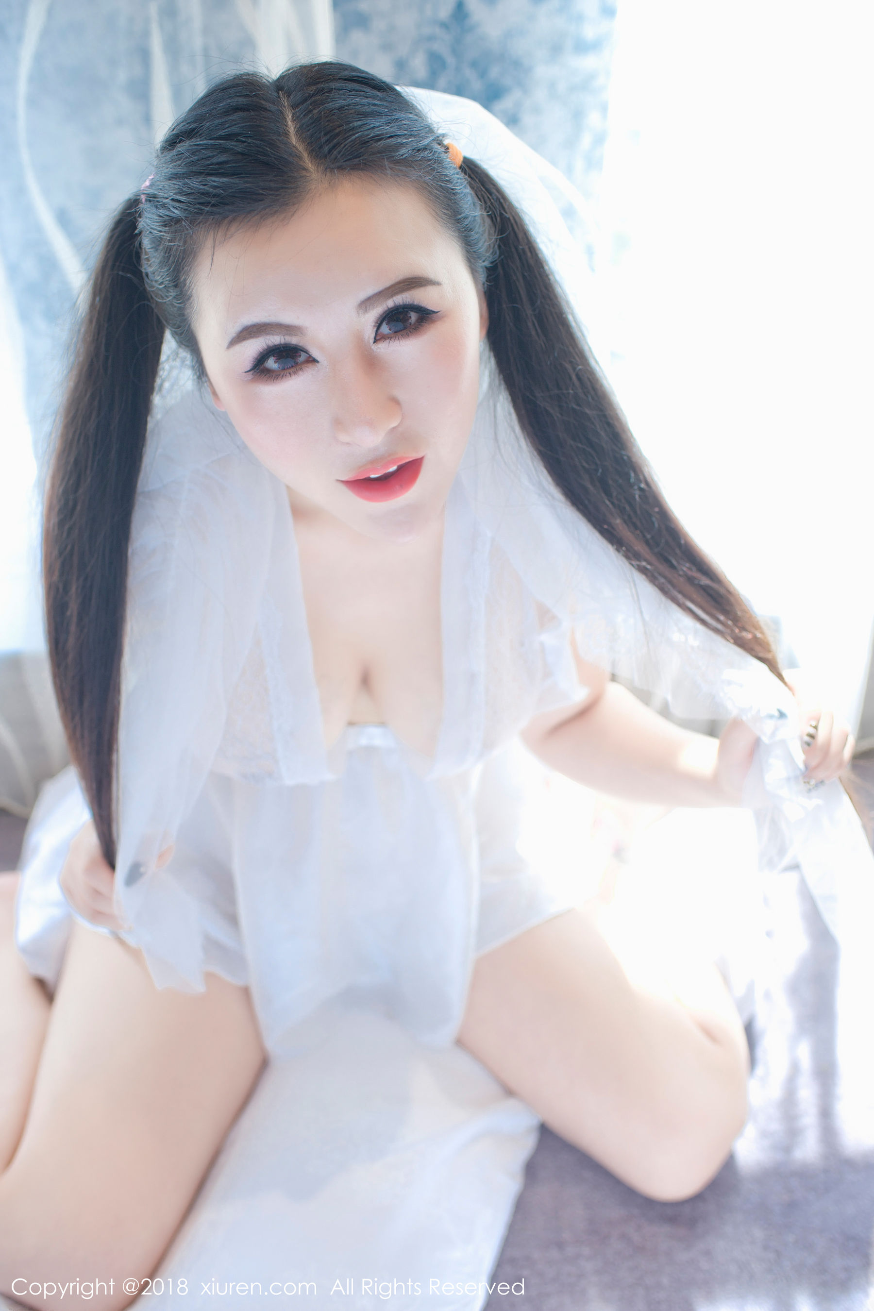MODEL伊若《蕾丝开胸睡衣和蓝色死库水》 [秀人XIUREN] No.1034