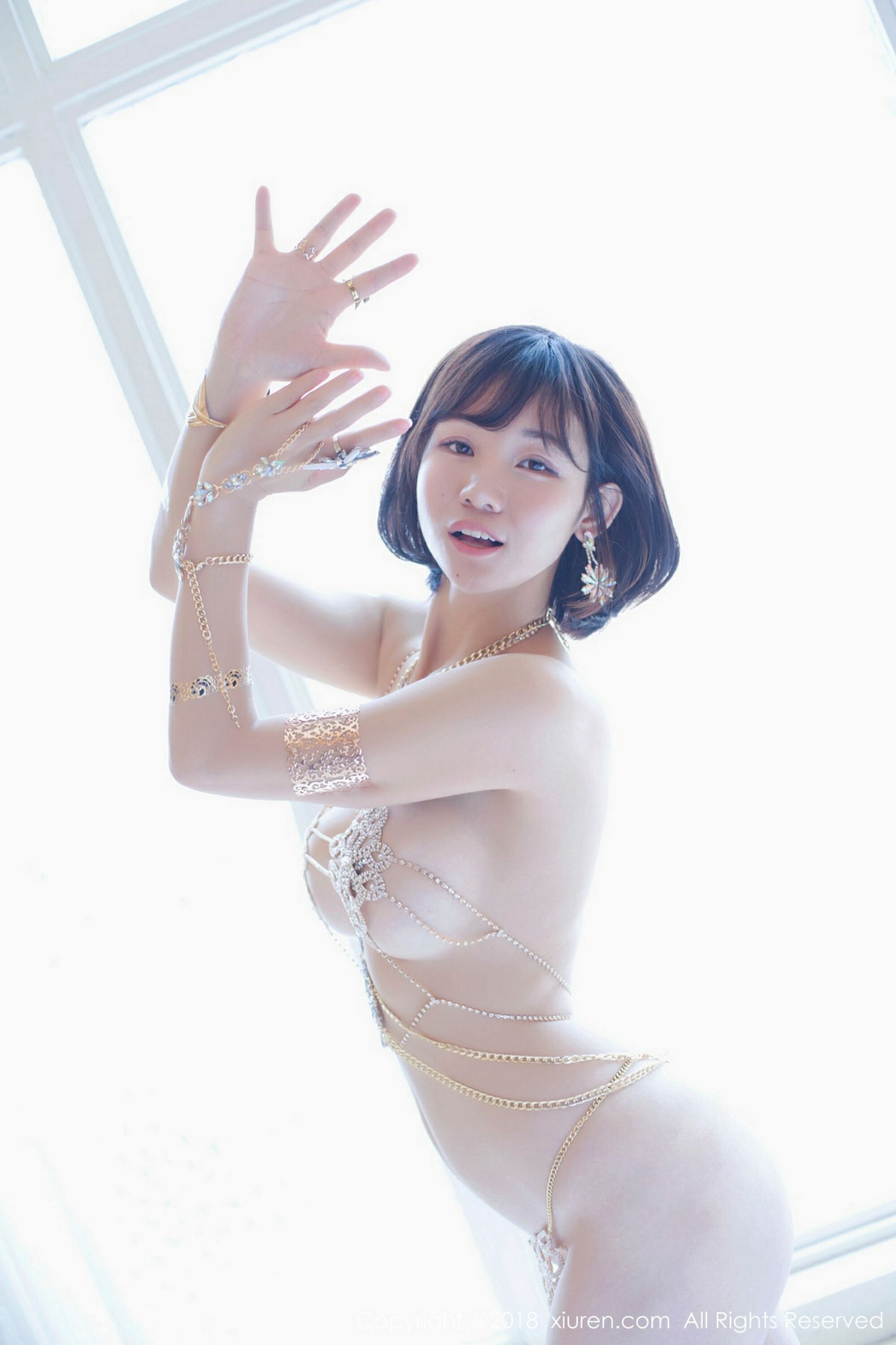 多香子《镶钻链衣和红色蕾丝束胸衣》 [秀人XIUREN] No.1055