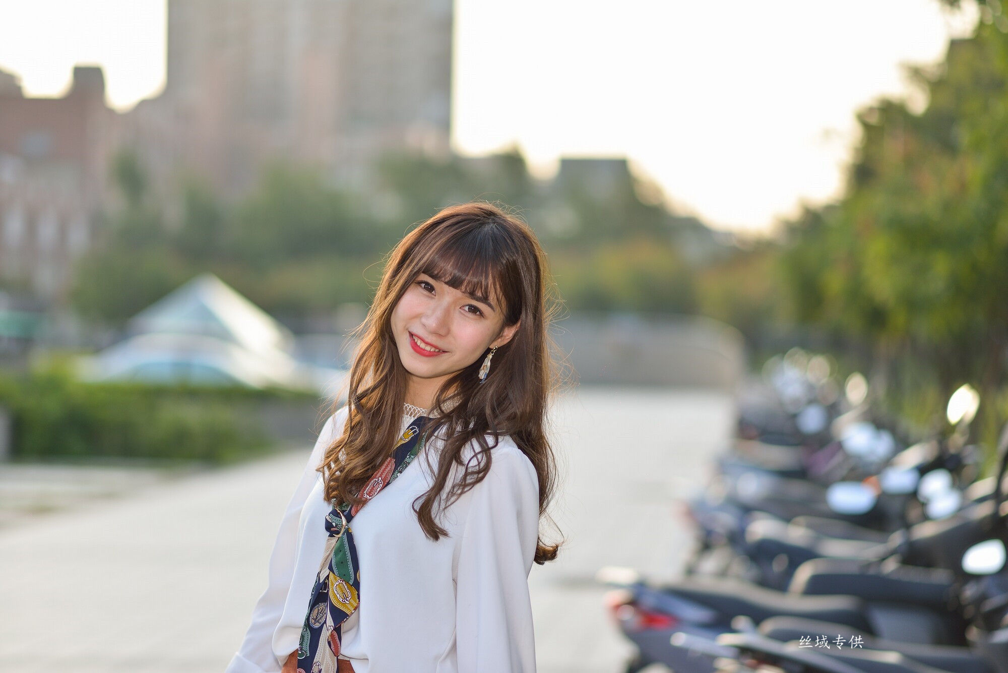 [台湾正妹] 題題 國美館.時裝 黑丝小妹短裙街拍