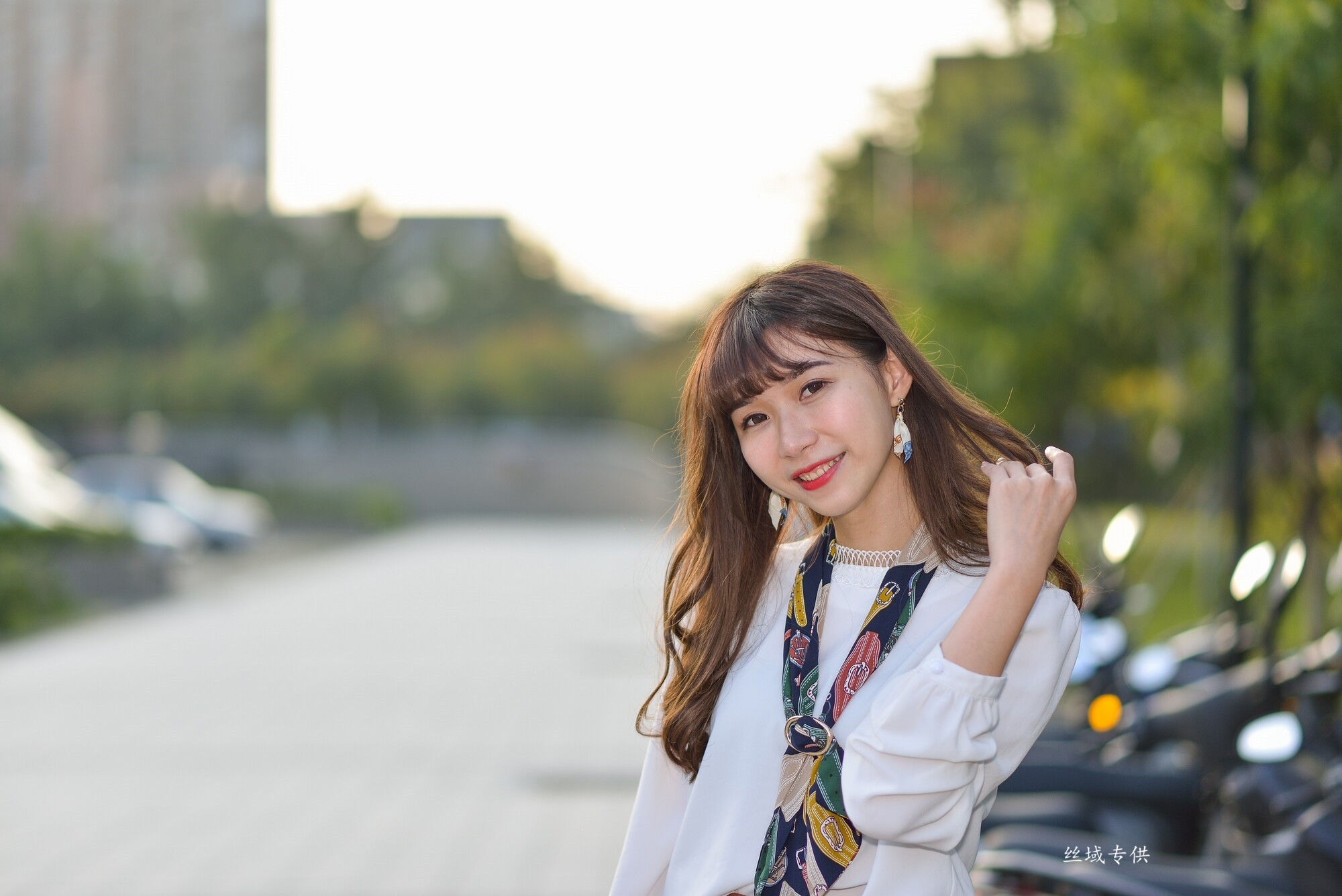 [台湾正妹] 題題 國美館.時裝 黑丝小妹短裙街拍