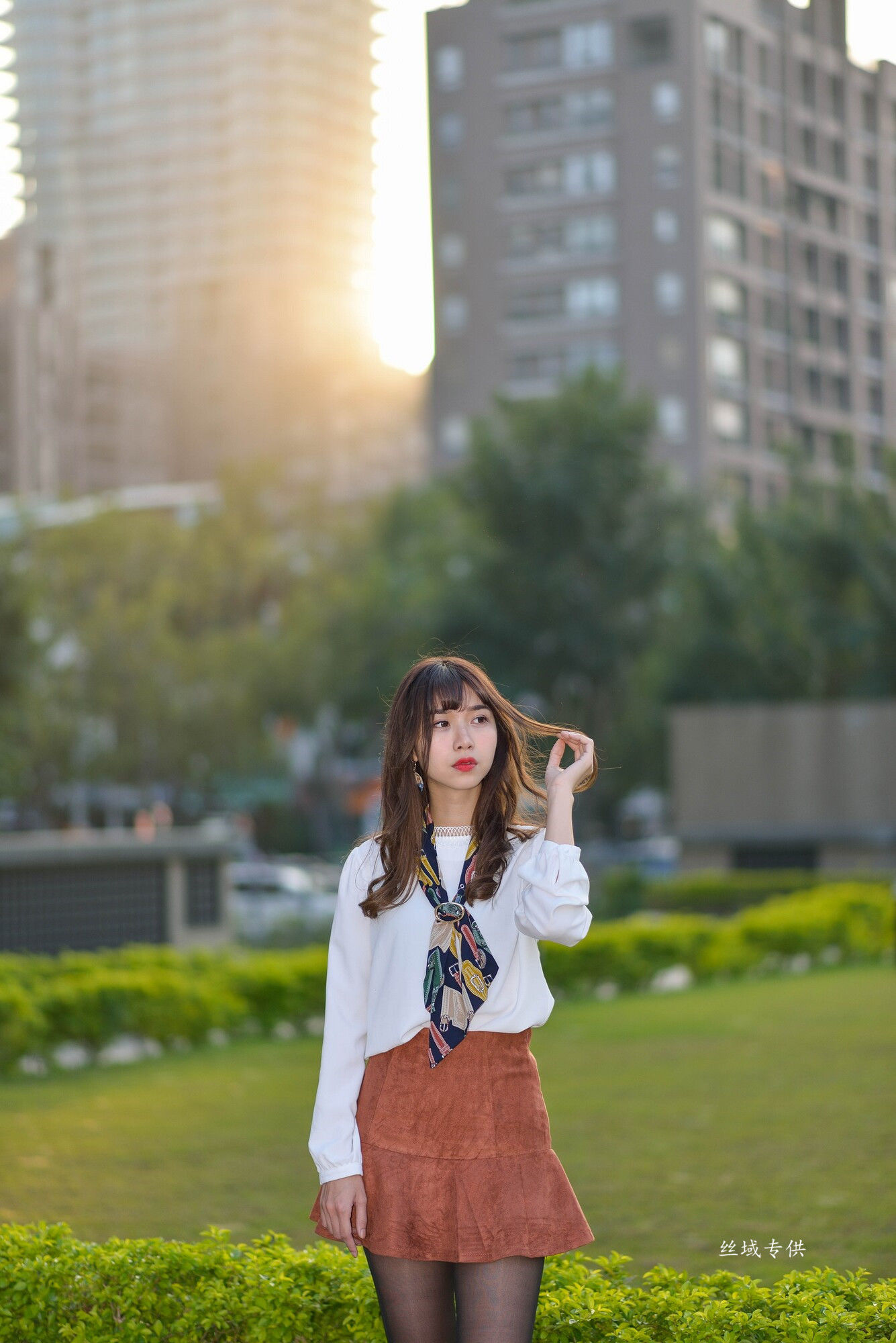 [台湾正妹] 題題 國美館.時裝 黑丝小妹短裙街拍