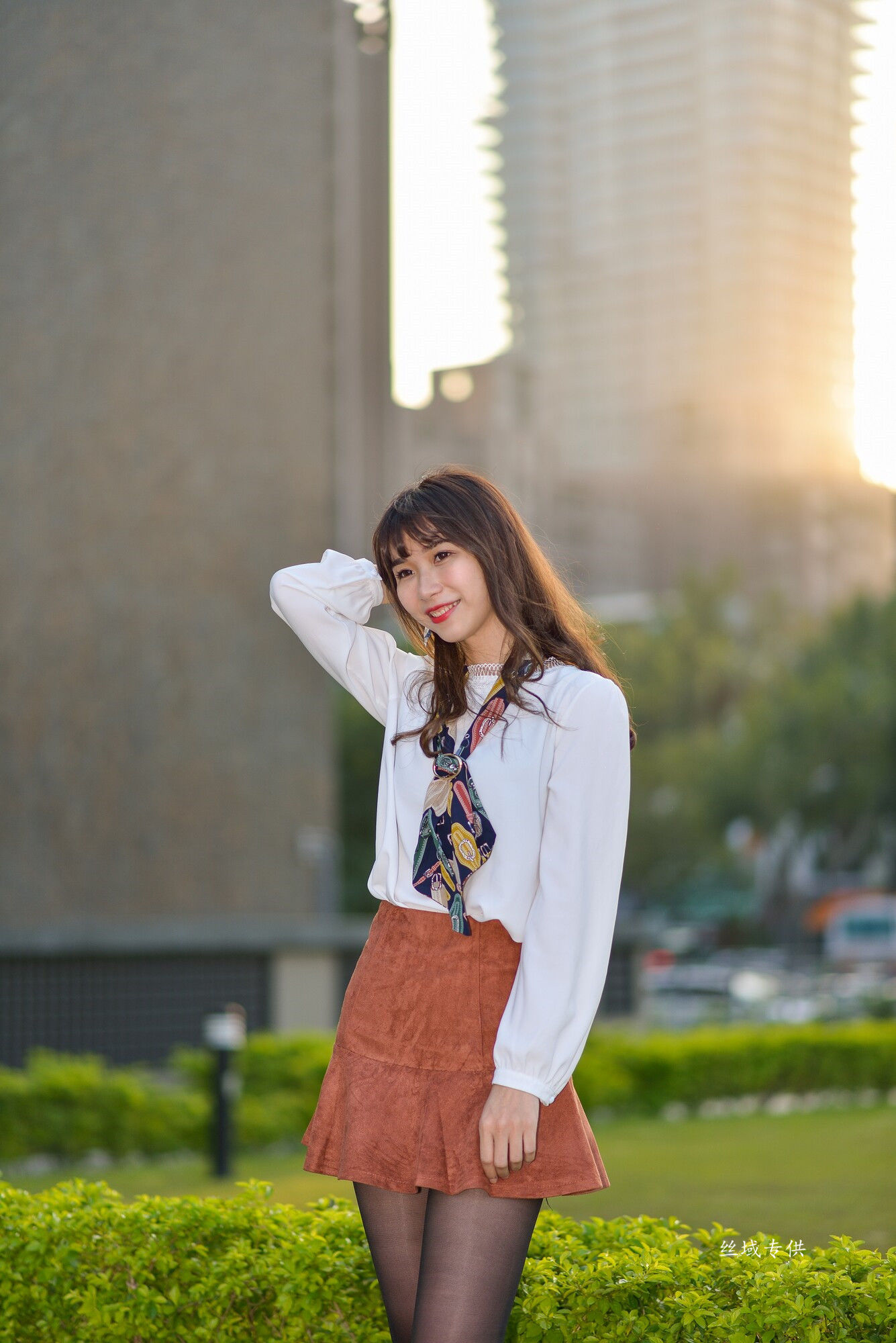 [台湾正妹] 題題 國美館.時裝 黑丝小妹短裙街拍