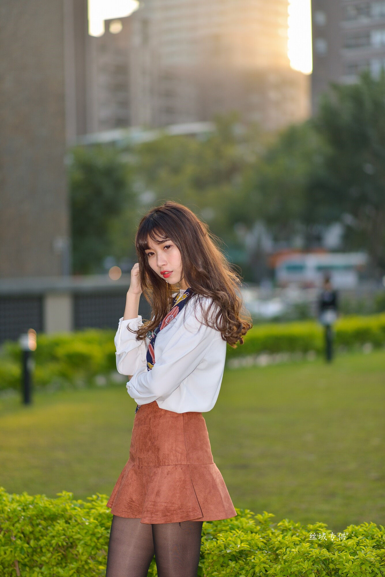 [台湾正妹] 題題 國美館.時裝 黑丝小妹短裙街拍
