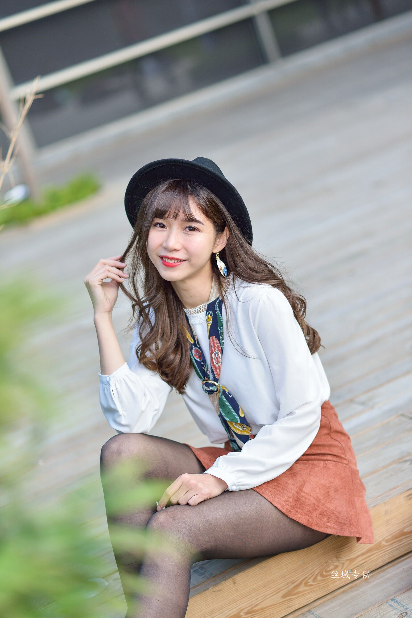 [台湾正妹] 題題 國美館.時裝 黑丝小妹短裙街拍