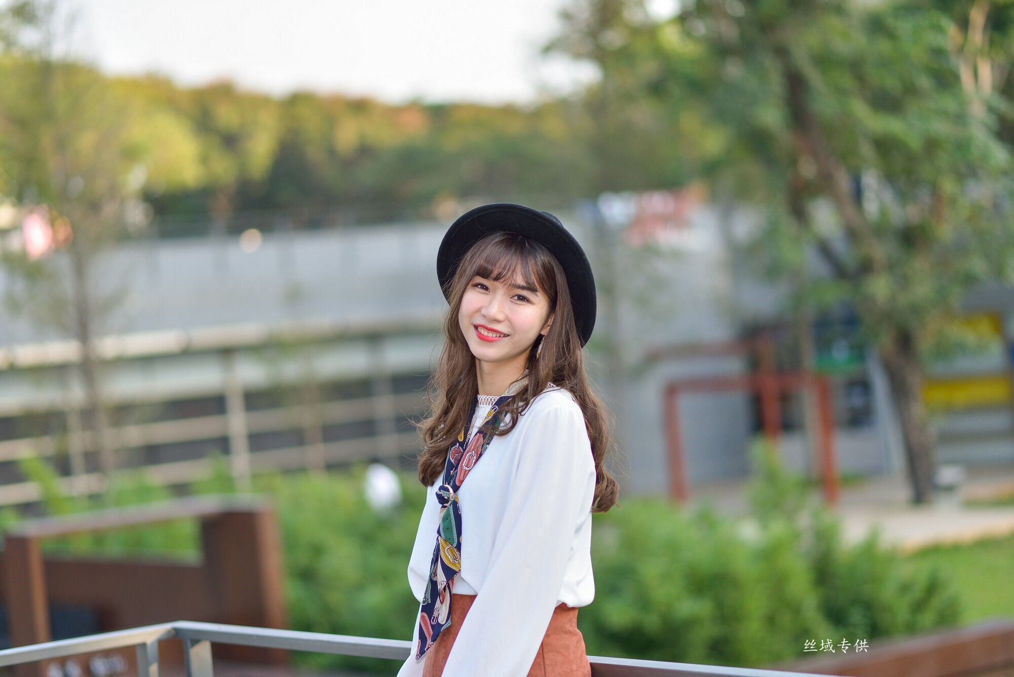[台湾正妹] 題題 國美館.時裝 黑丝小妹短裙街拍