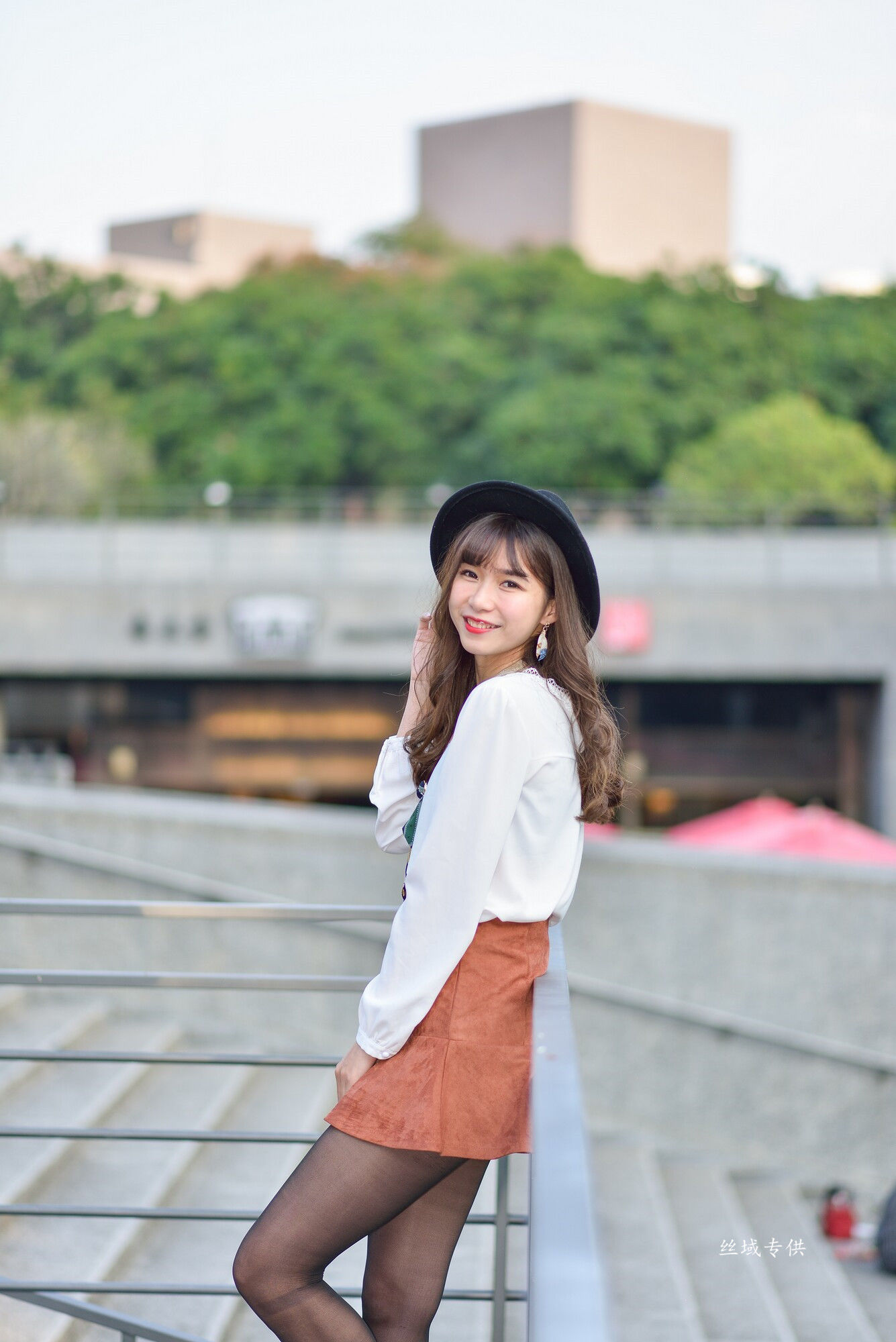 [台湾正妹] 題題 國美館.時裝 黑丝小妹短裙街拍