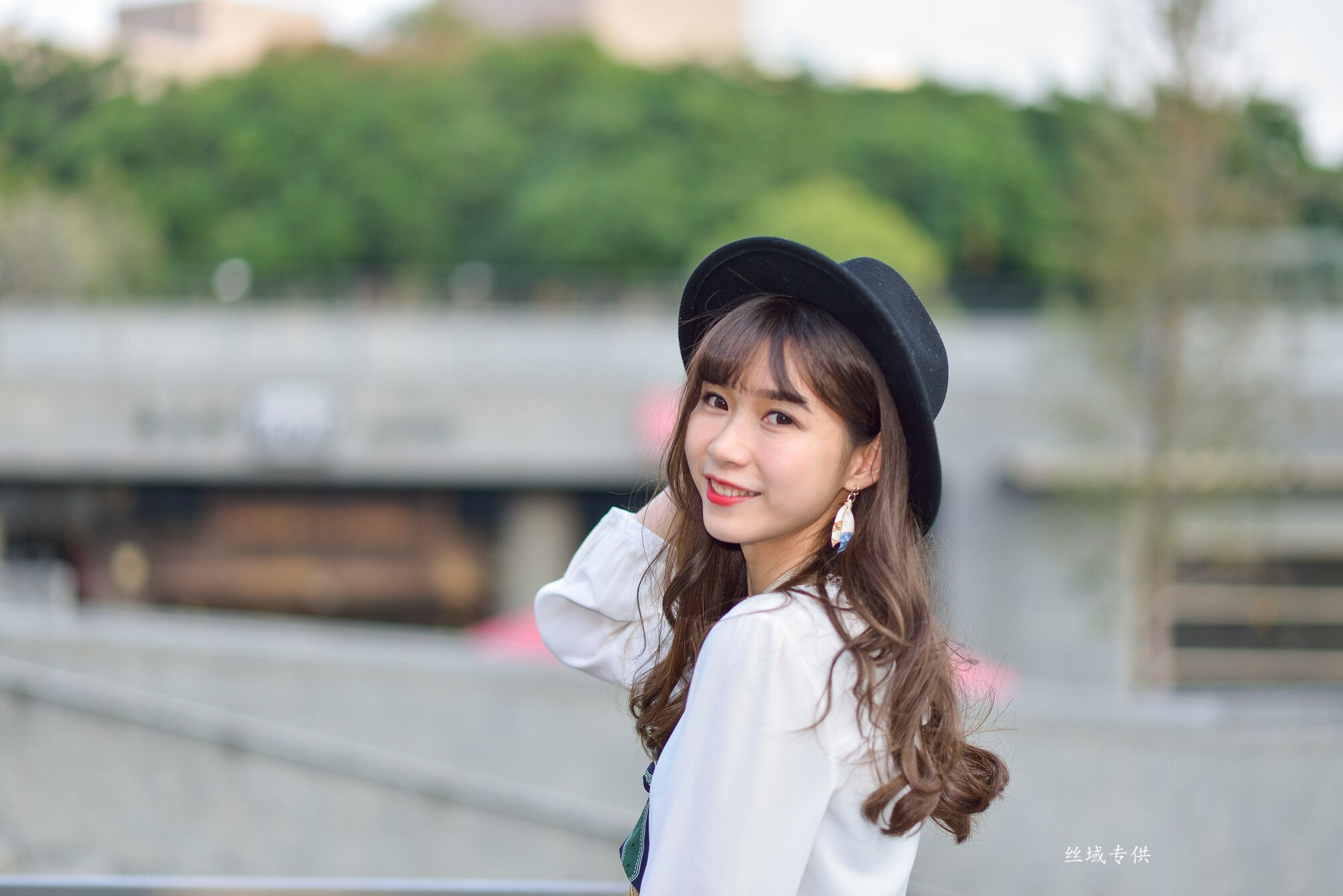 [台湾正妹] 題題 國美館.時裝 黑丝小妹短裙街拍
