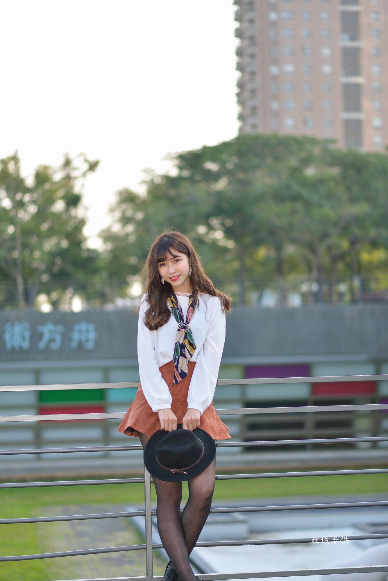 [台湾正妹] 題題 國美館.時裝 黑丝小妹短裙街拍