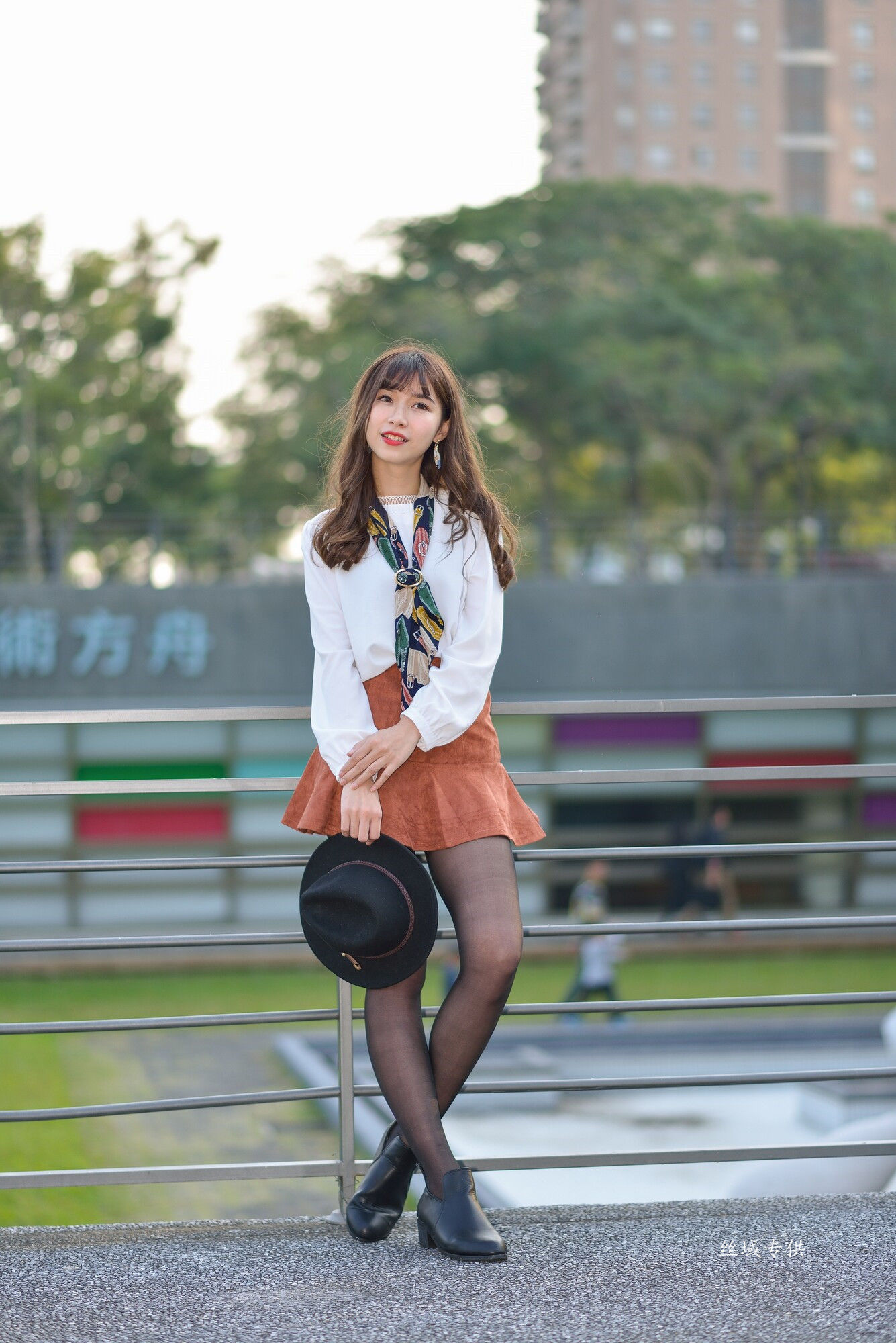 [台湾正妹] 題題 國美館.時裝 黑丝小妹短裙街拍