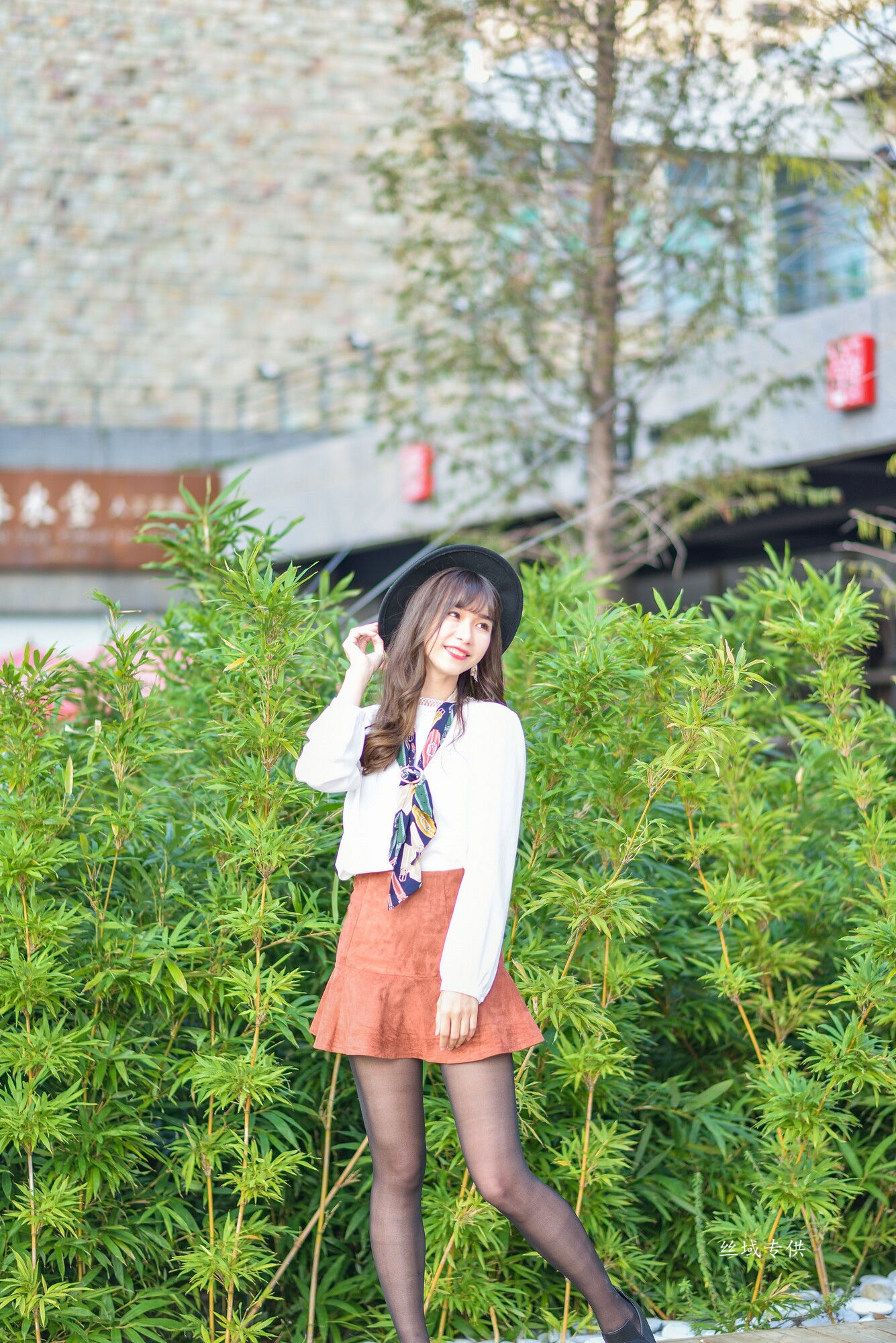[台湾正妹] 題題 國美館.時裝 黑丝小妹短裙街拍