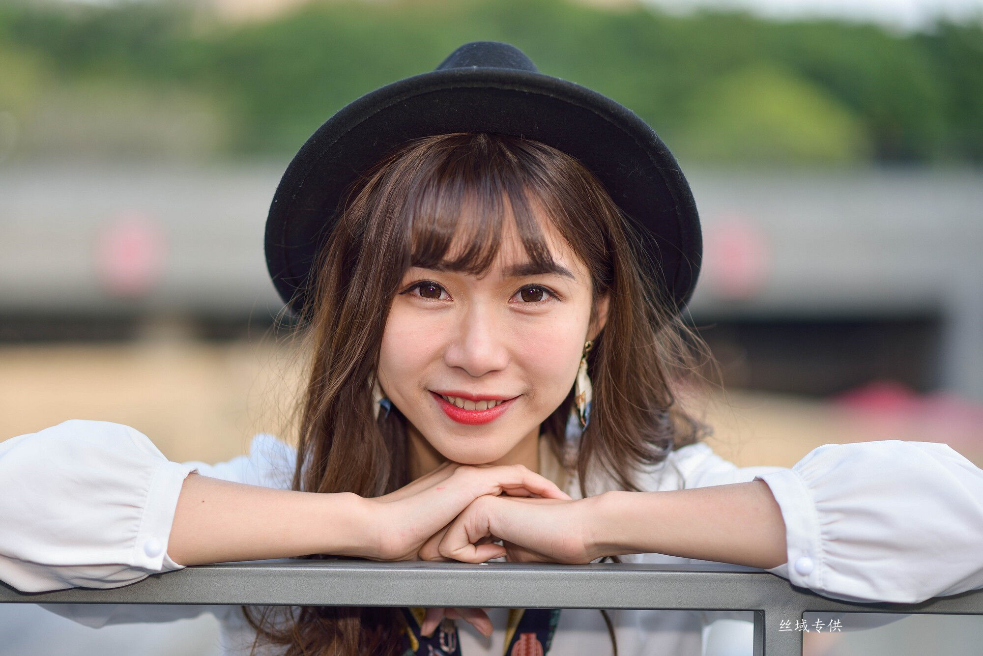 [台湾正妹] 題題 國美館.時裝 黑丝小妹短裙街拍