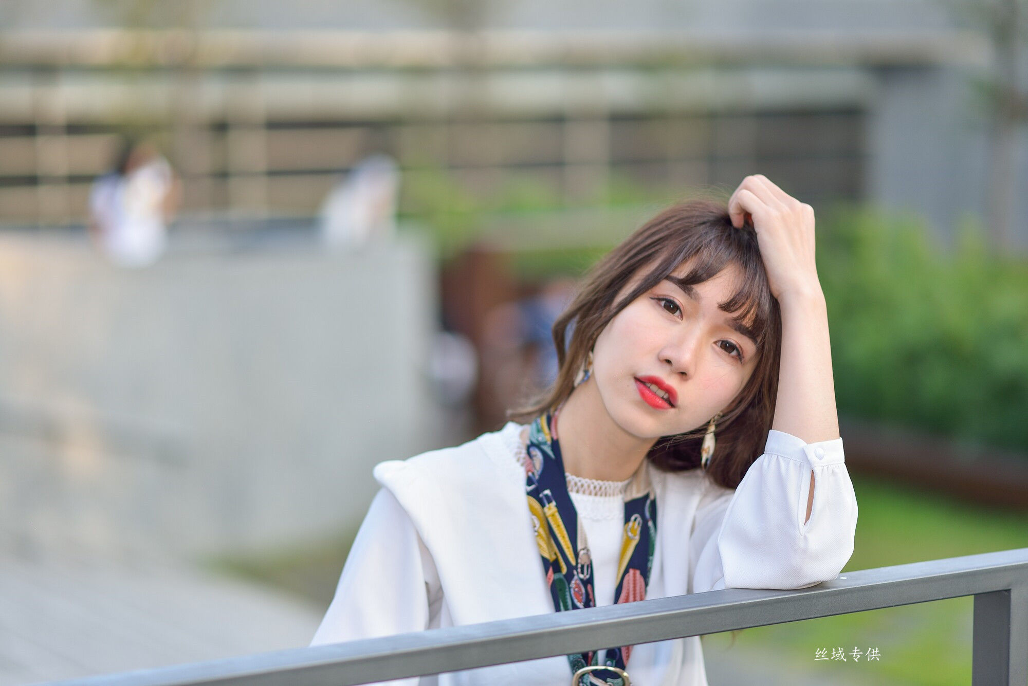 [台湾正妹] 題題 國美館.時裝 黑丝小妹短裙街拍