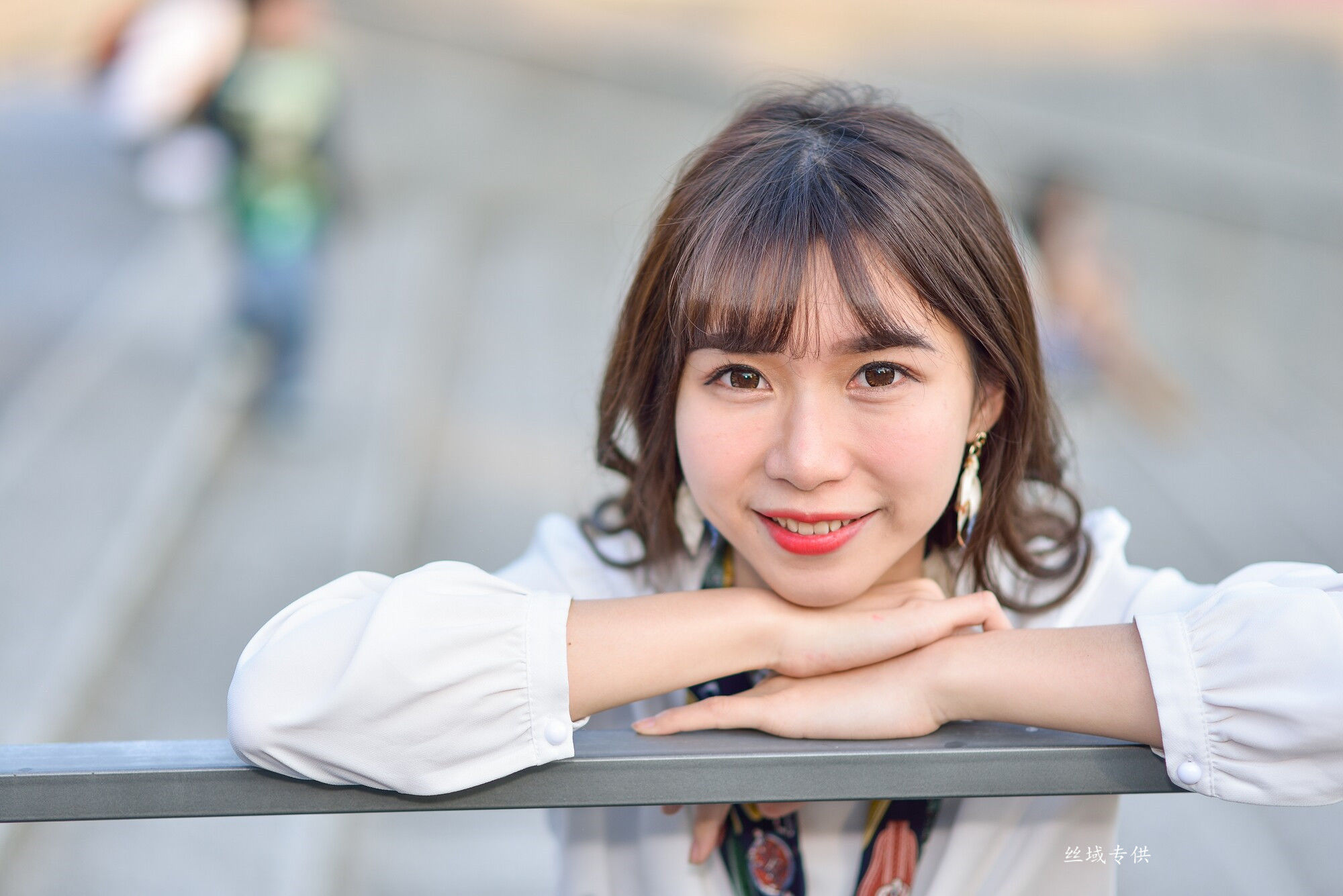 [台湾正妹] 題題 國美館.時裝 黑丝小妹短裙街拍