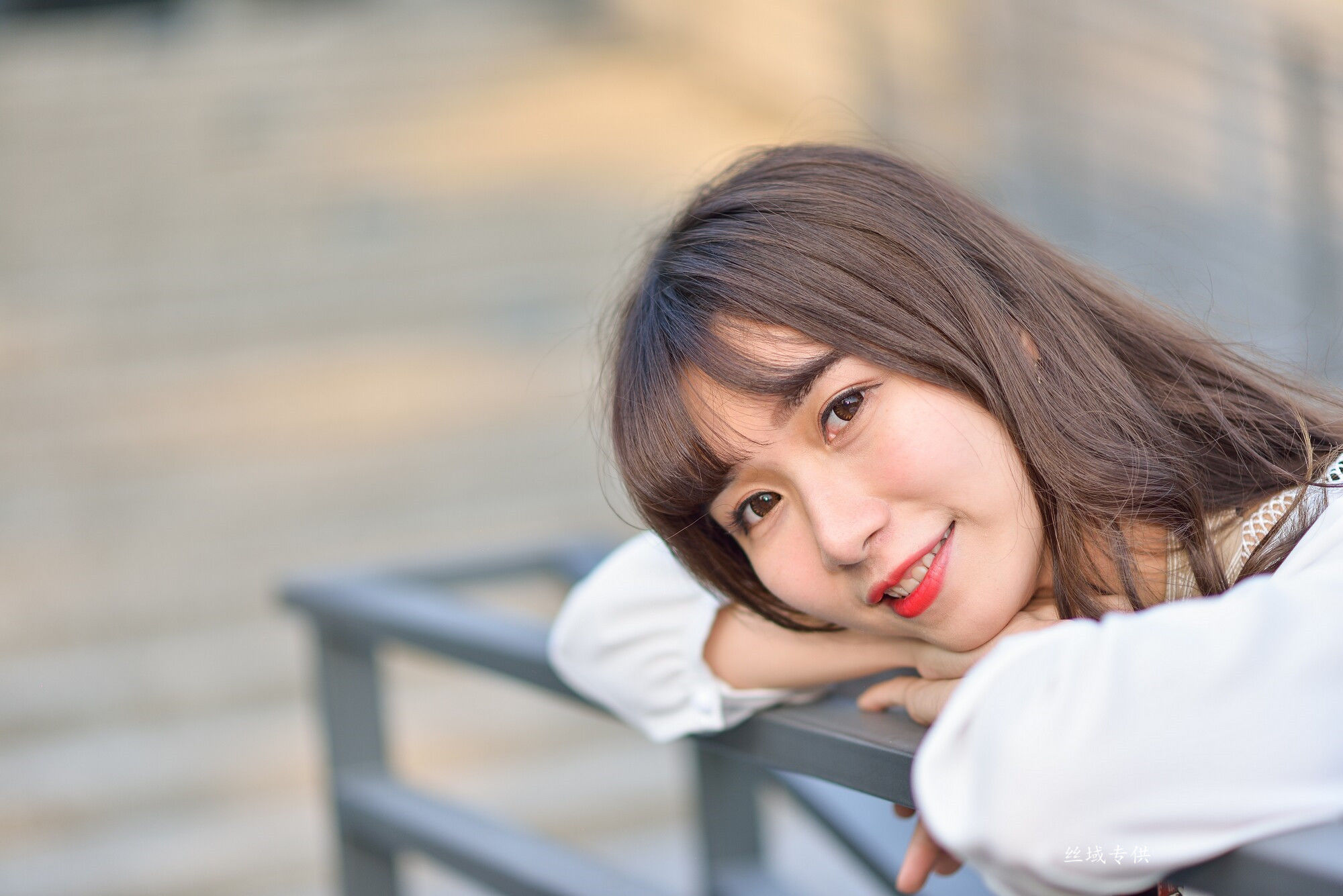 [台湾正妹] 題題 國美館.時裝 黑丝小妹短裙街拍