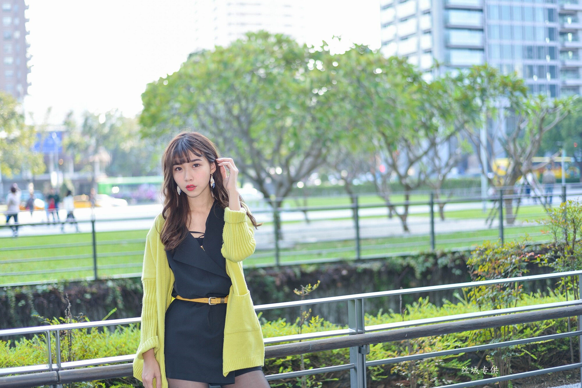 [台湾正妹] 題題 國美館.時裝 黑丝街拍
