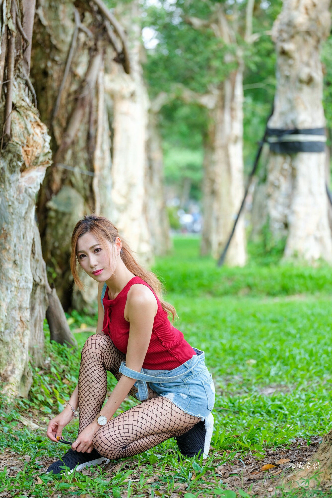 [台湾正妹] 黄艾比 外拍服装（网袜）