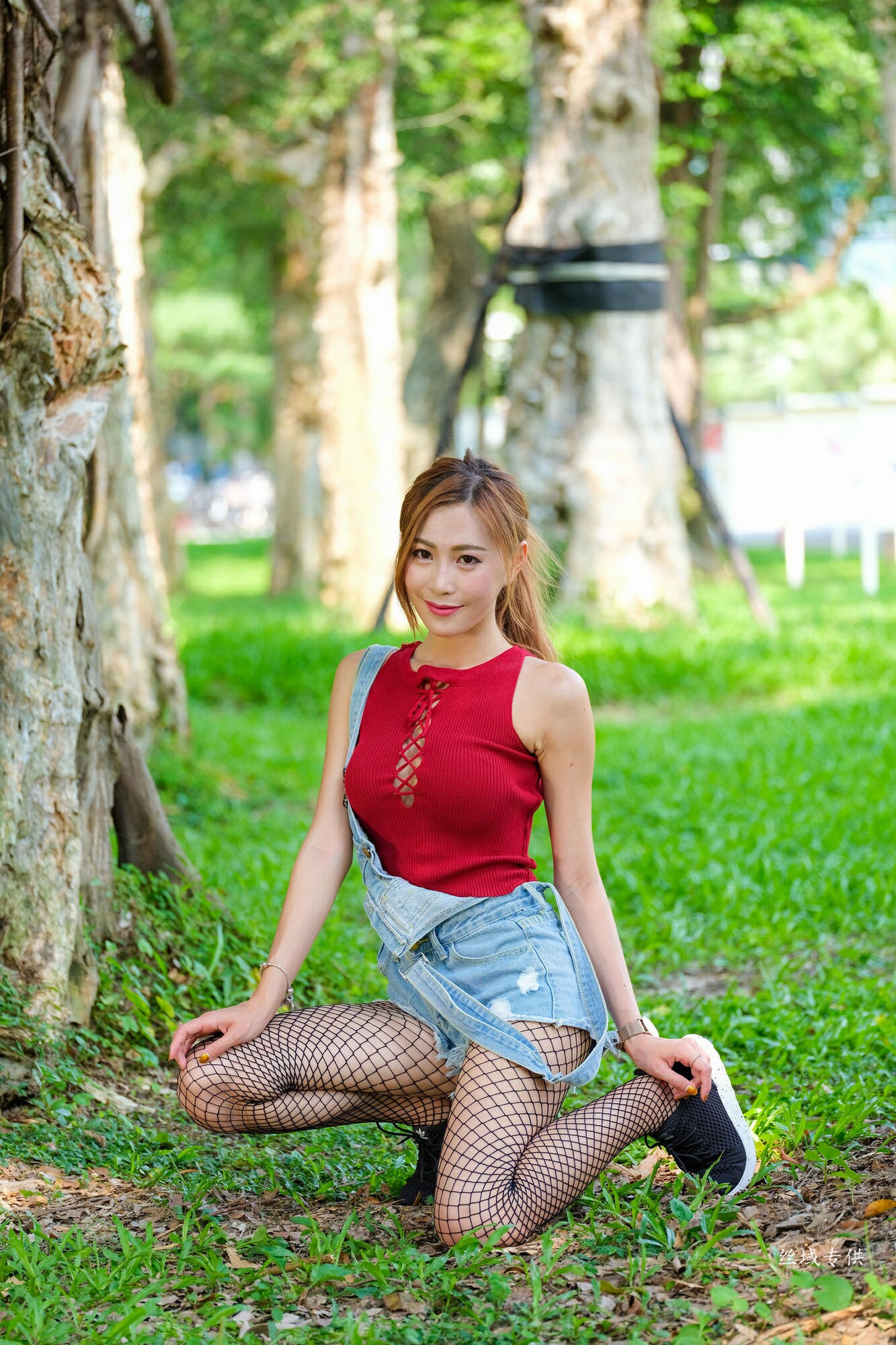 [台湾正妹] 黄艾比 外拍服装（网袜）