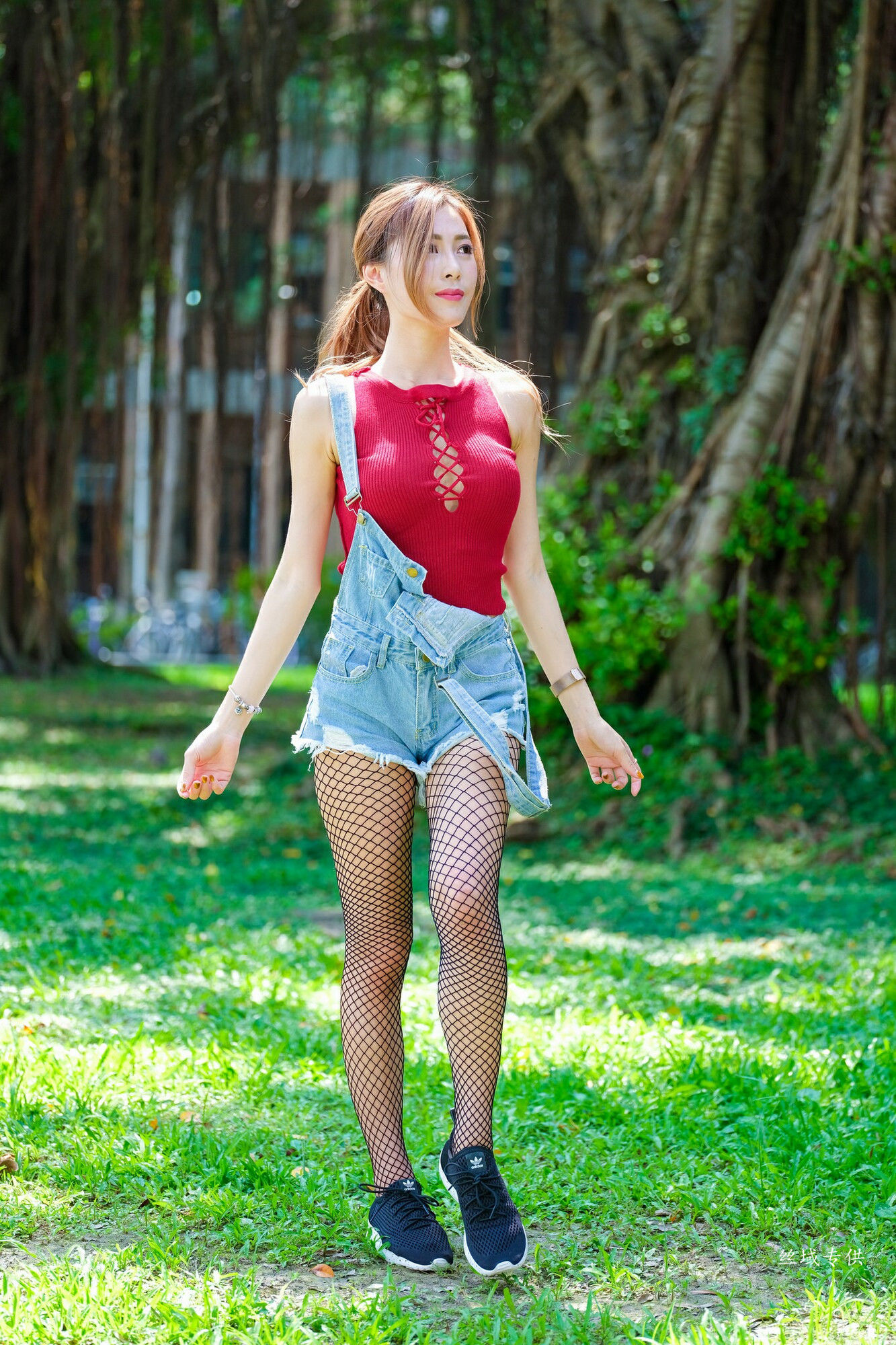 [台湾正妹] 黄艾比 外拍服装（网袜）
