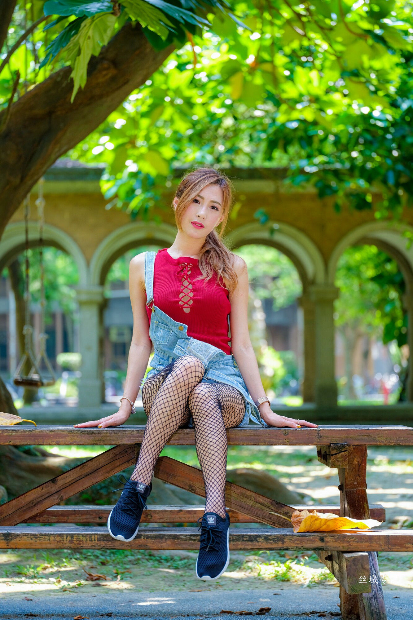 [台湾正妹] 黄艾比 外拍服装（网袜）