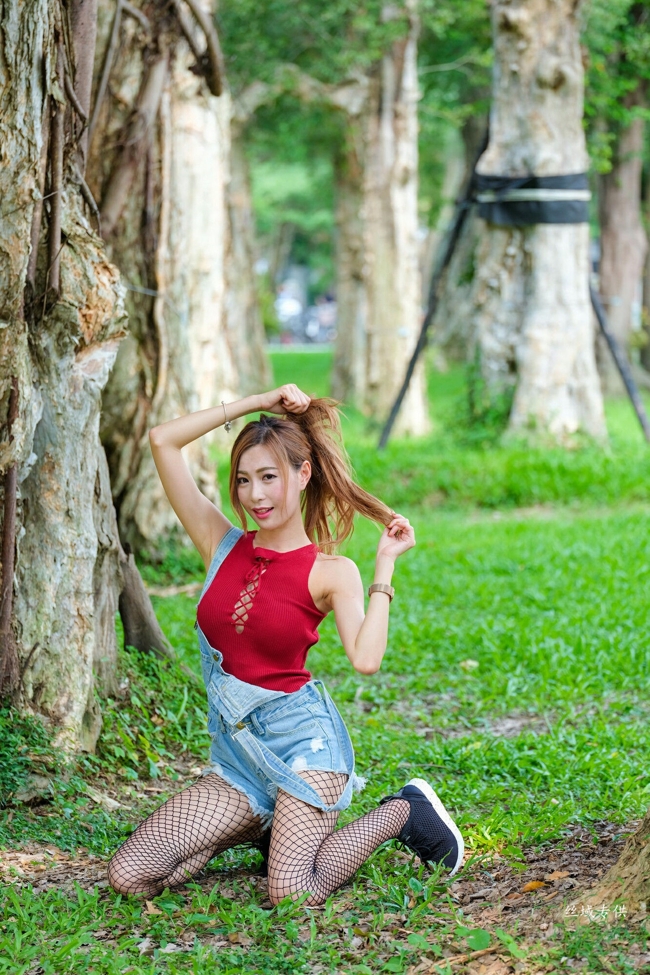 [台湾正妹] 黄艾比 外拍服装（网袜）