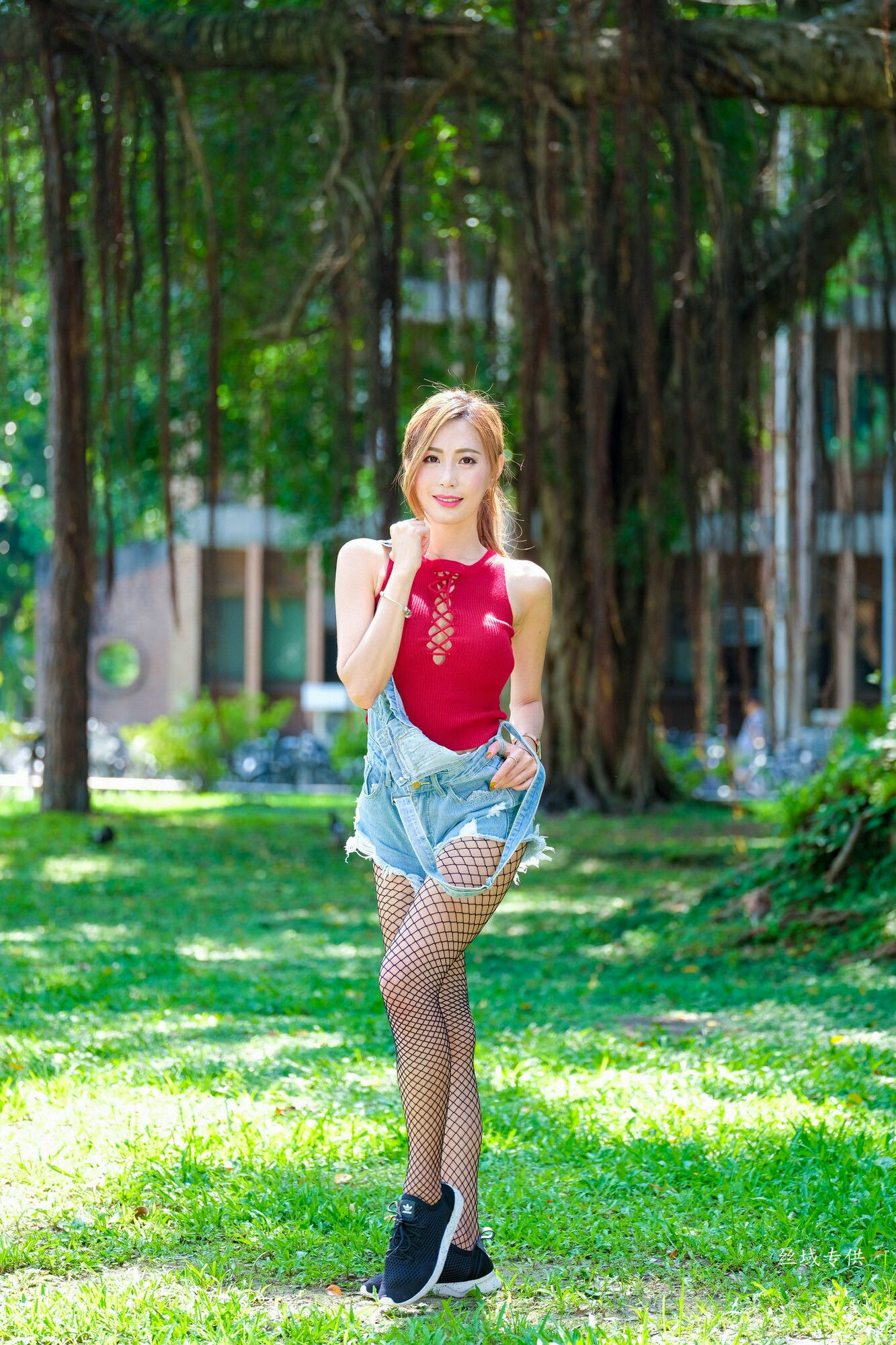 [台湾正妹] 黄艾比 外拍服装（网袜）