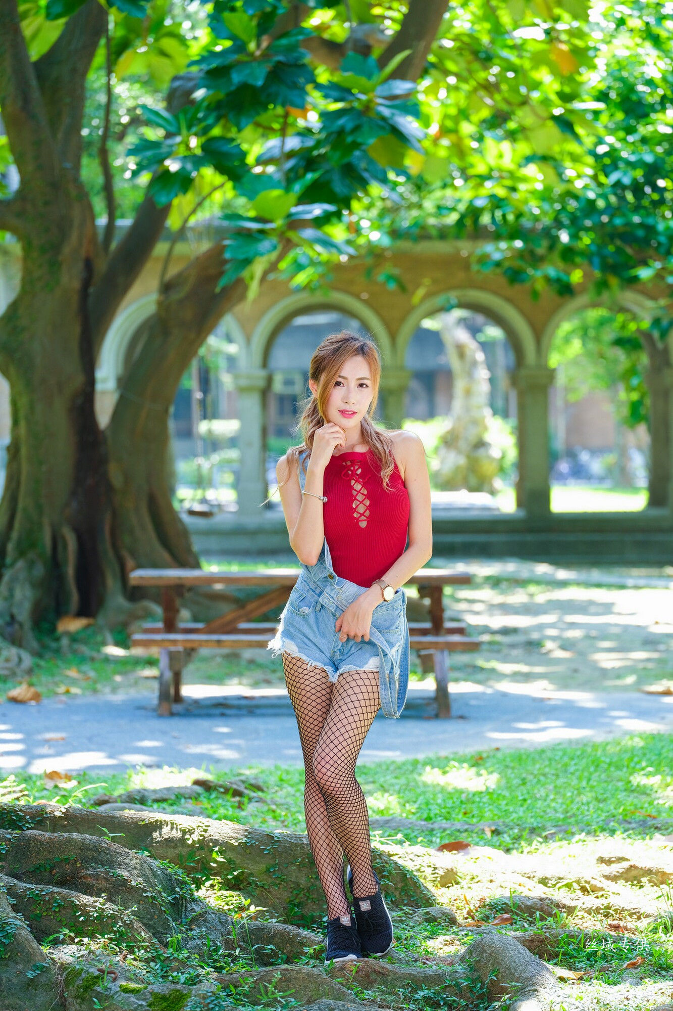 [台湾正妹] 黄艾比 外拍服装（网袜）