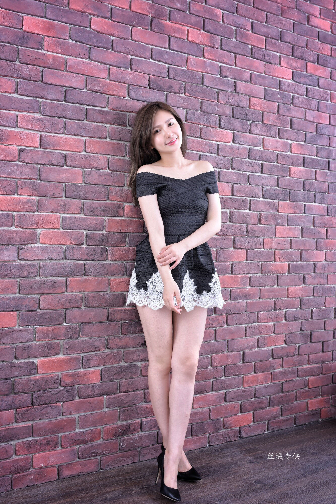 [台湾正妹] 邱爱晨  《2套美腿服装》 写真集