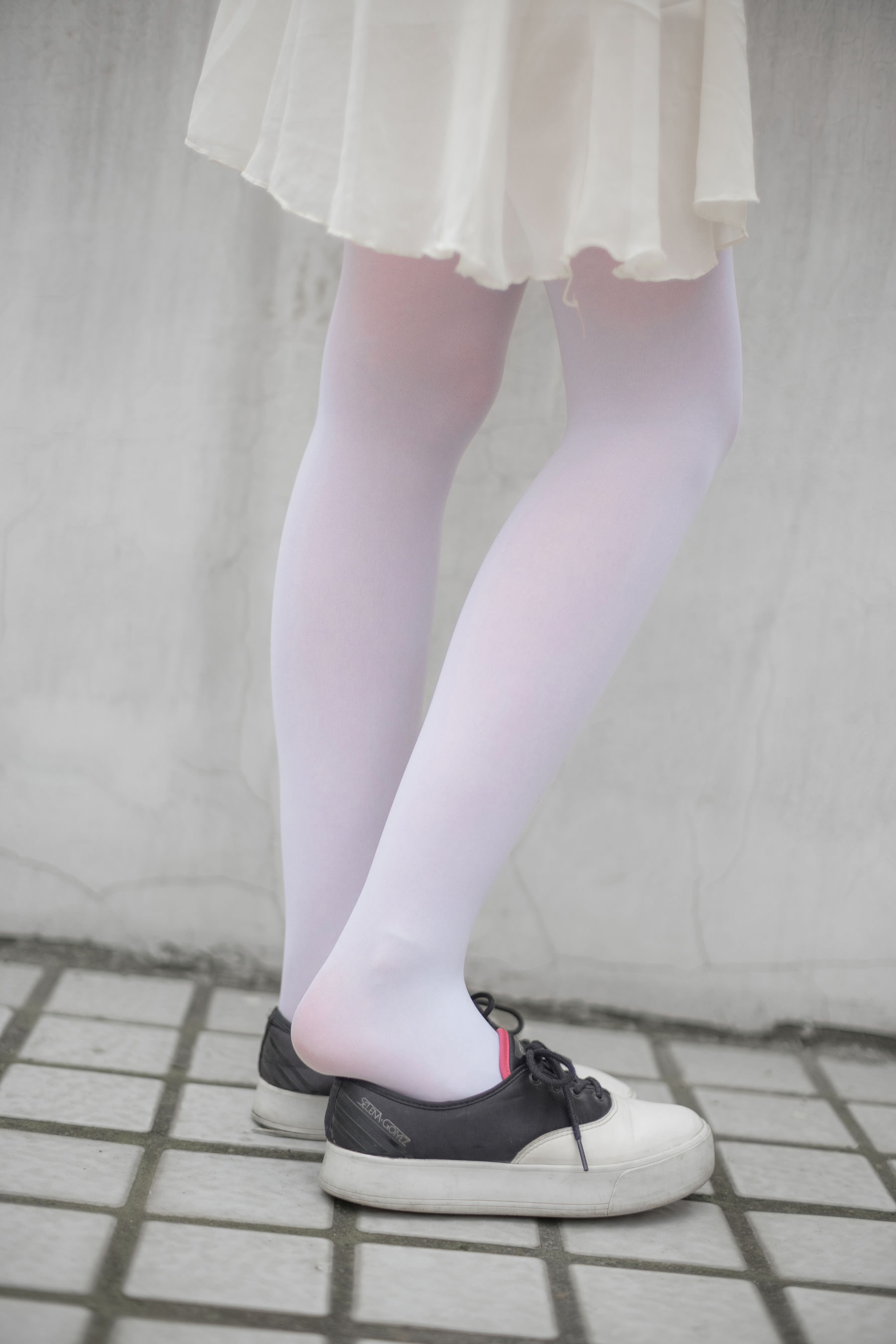 [森萝财团] R15-007 窗台上的薄纱少女
