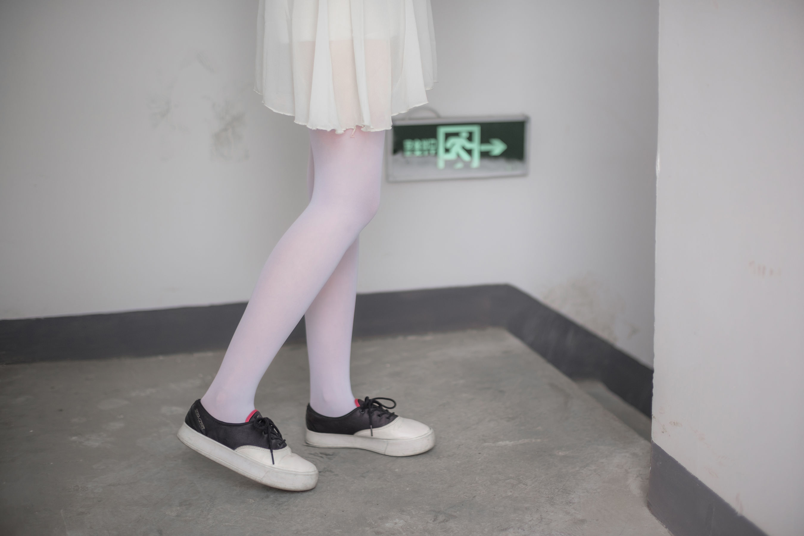 [森萝财团] R15-007 窗台上的薄纱少女