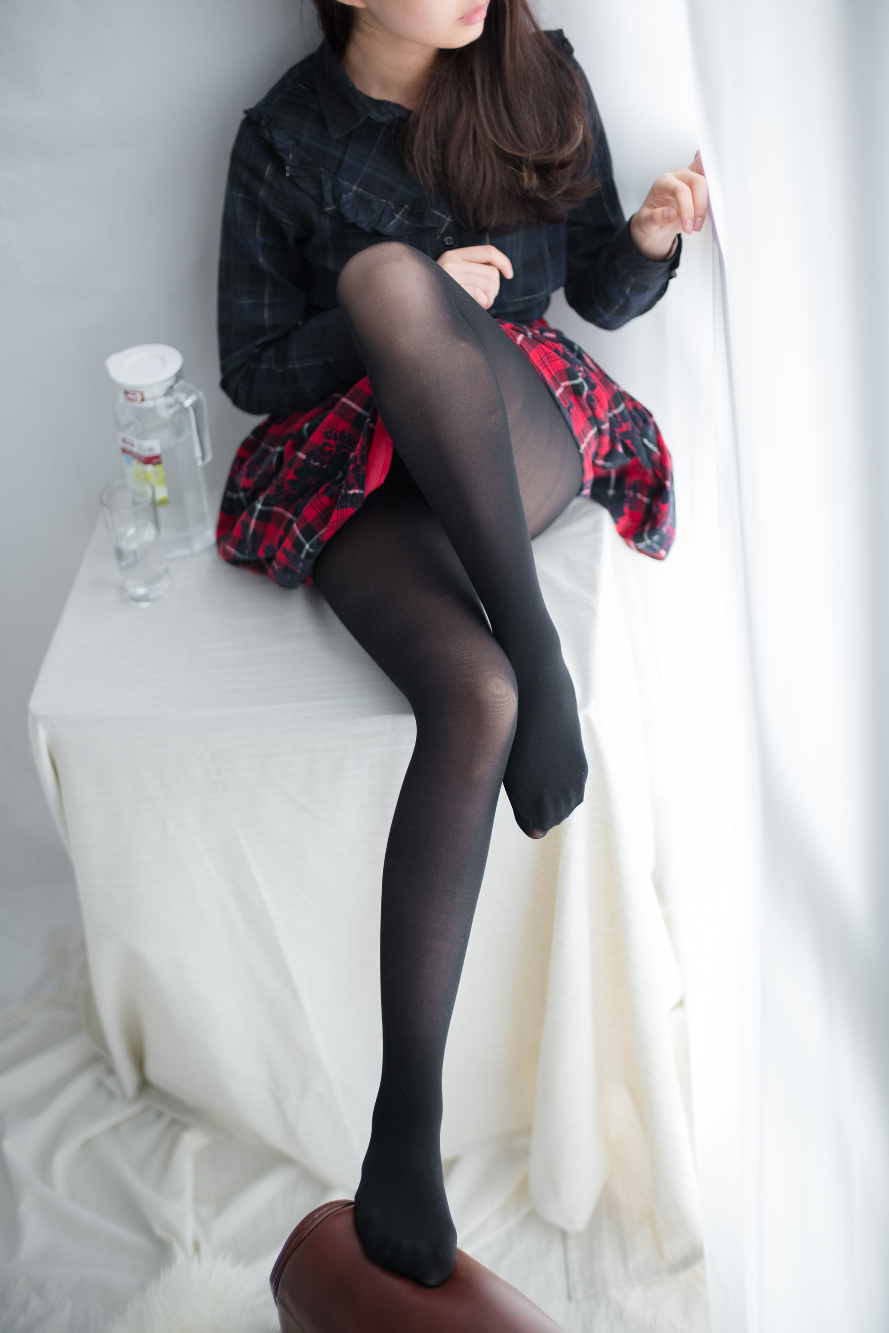 [森萝财团] R15-008 玩手机的黑丝妹妹