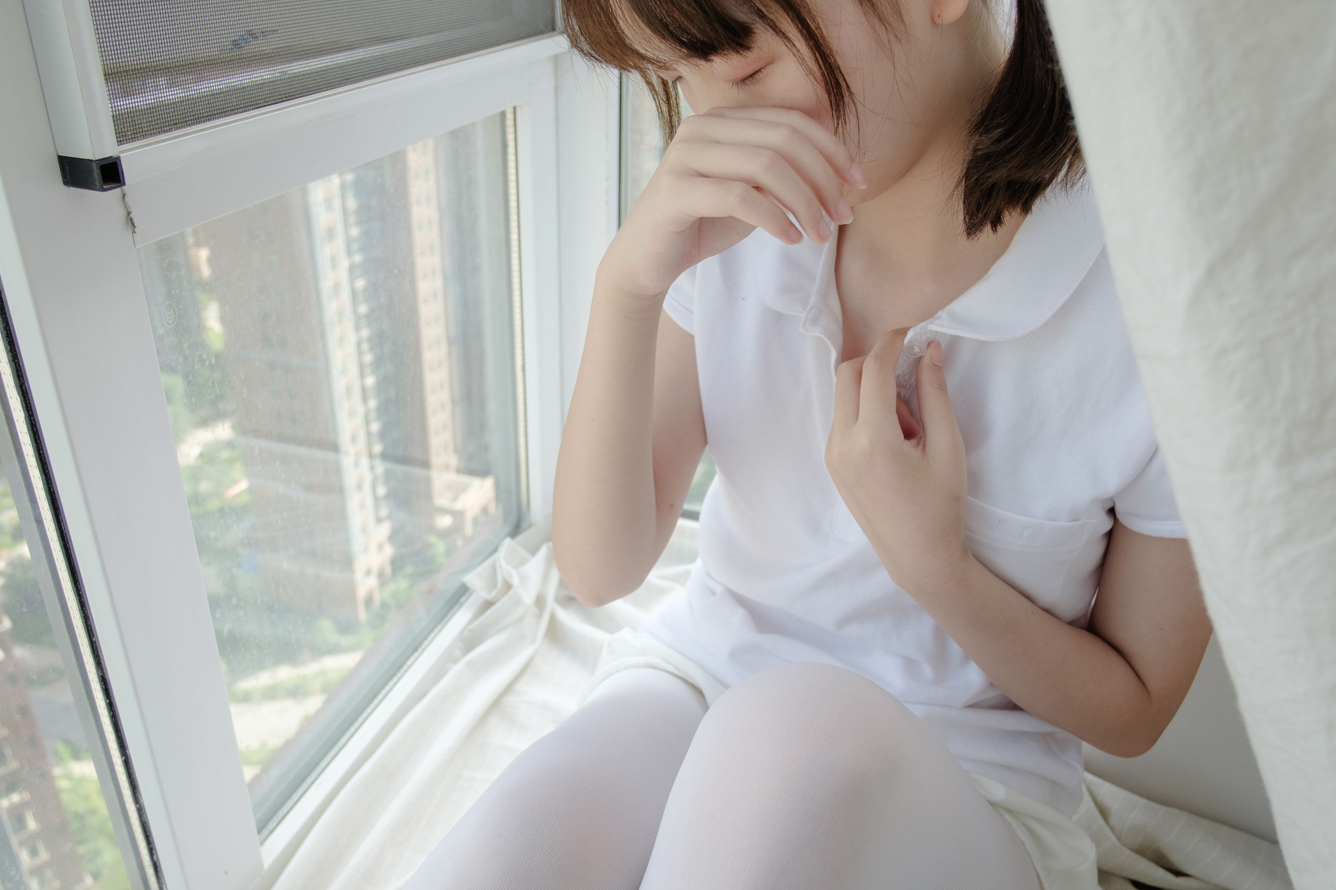 [森萝财团] R15-018 窗台上的白丝少女