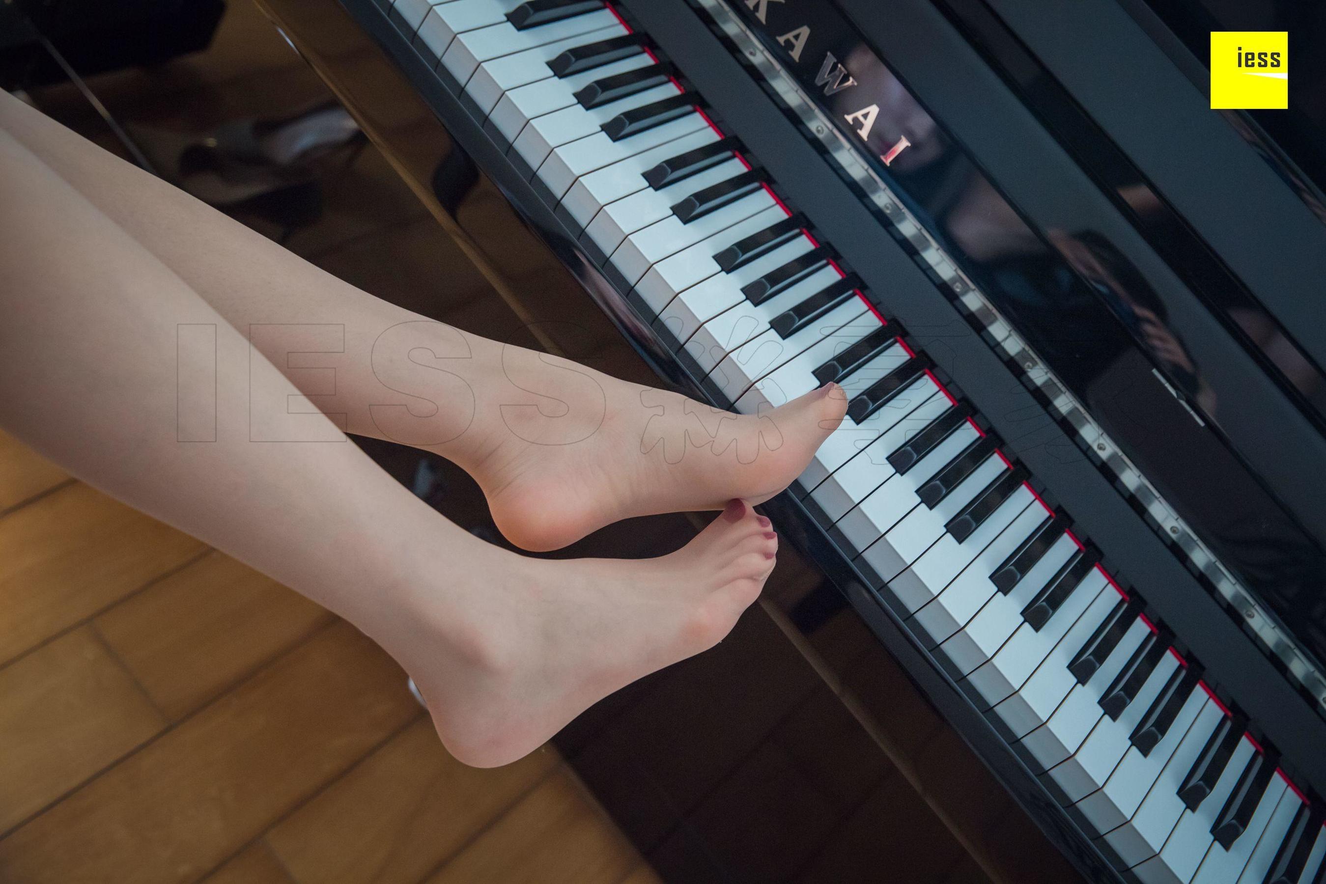 [异思趣向IESS] 模特七七 《黑白琴键上的美足2》