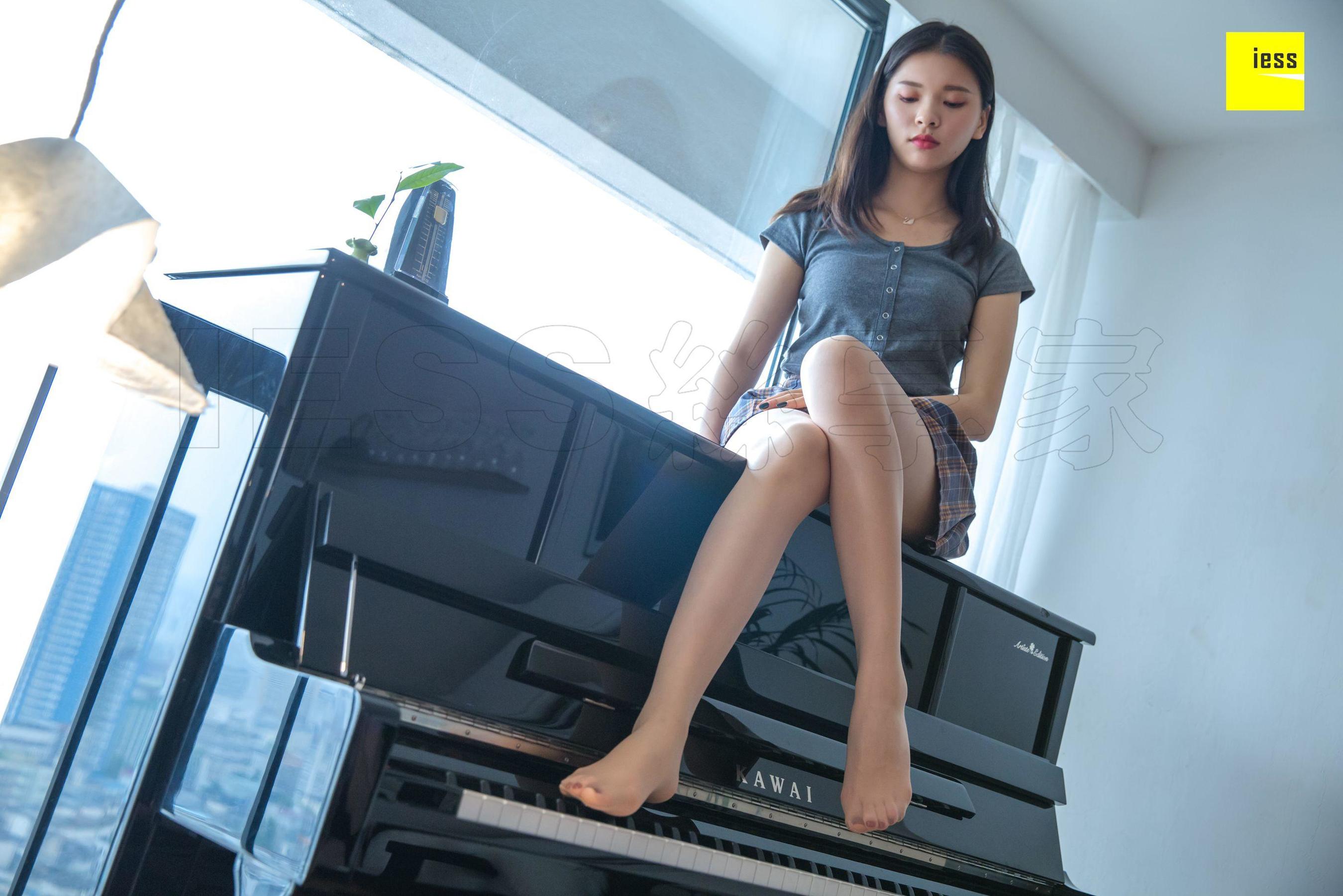[异思趣向IESS] 模特七七 《黑白琴键上的美足2》