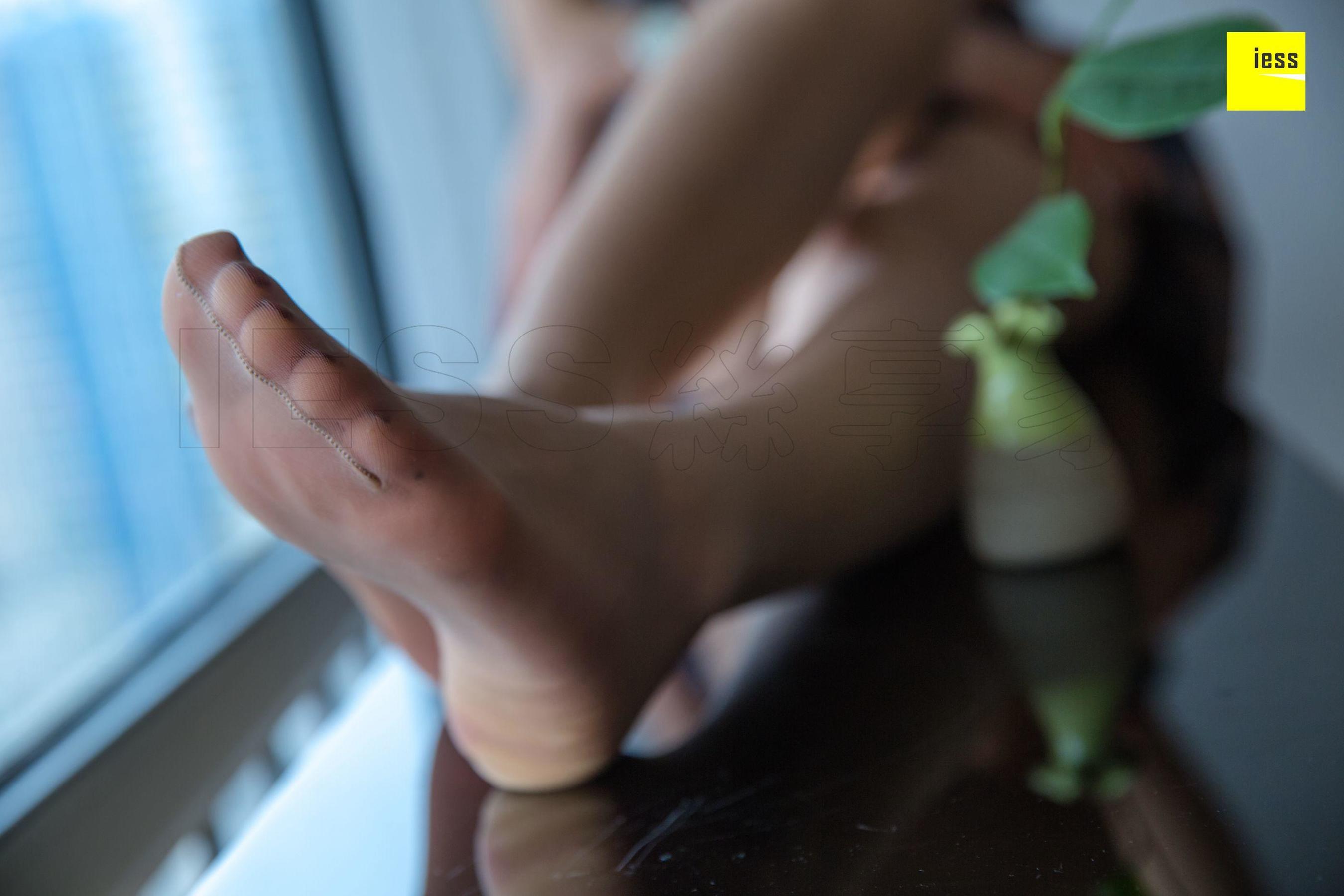 [异思趣向IESS] 模特七七 《黑白琴键上的美足2》