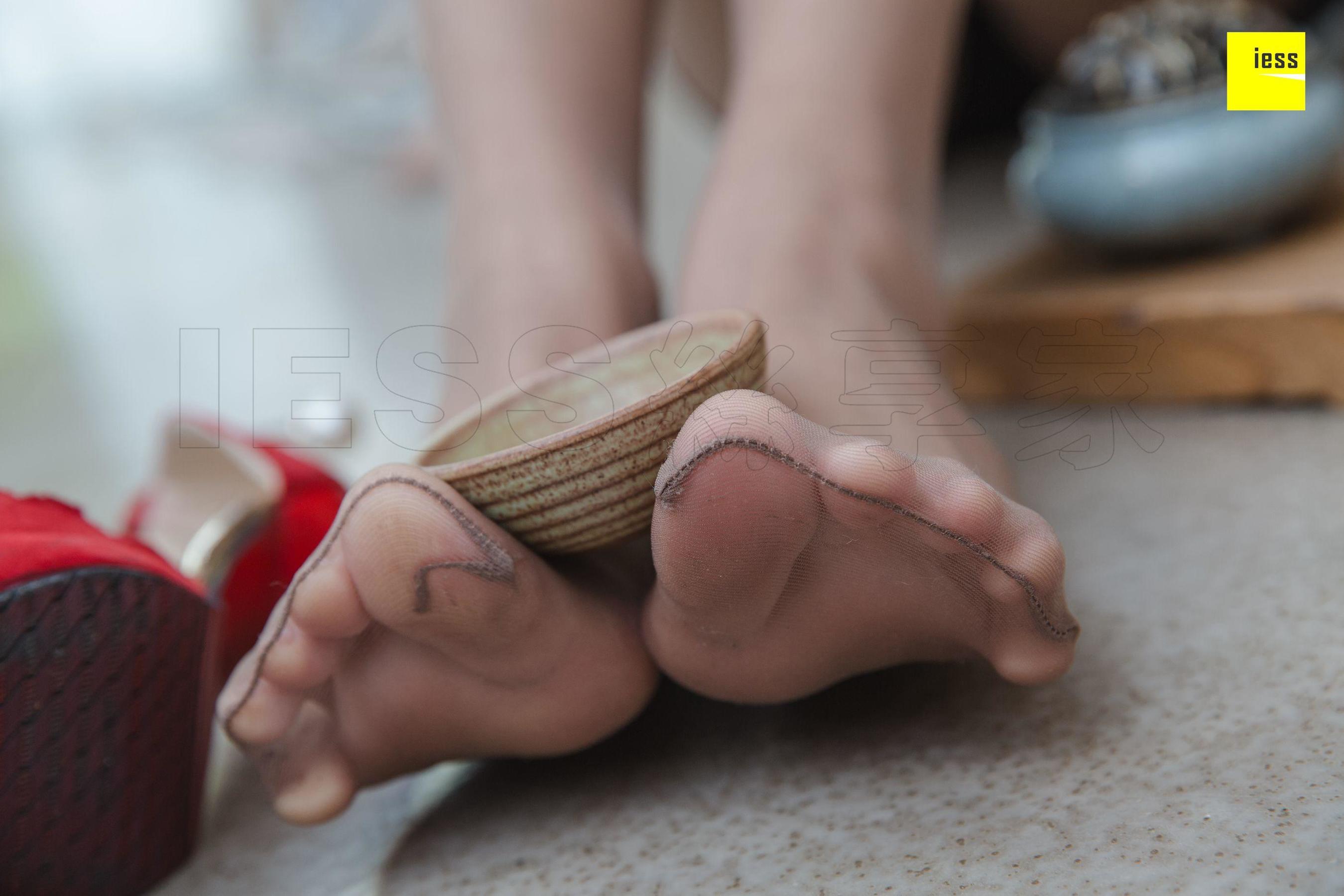 [异思趣向IESS] 模特小羽 《小羽制服咖啡丝》