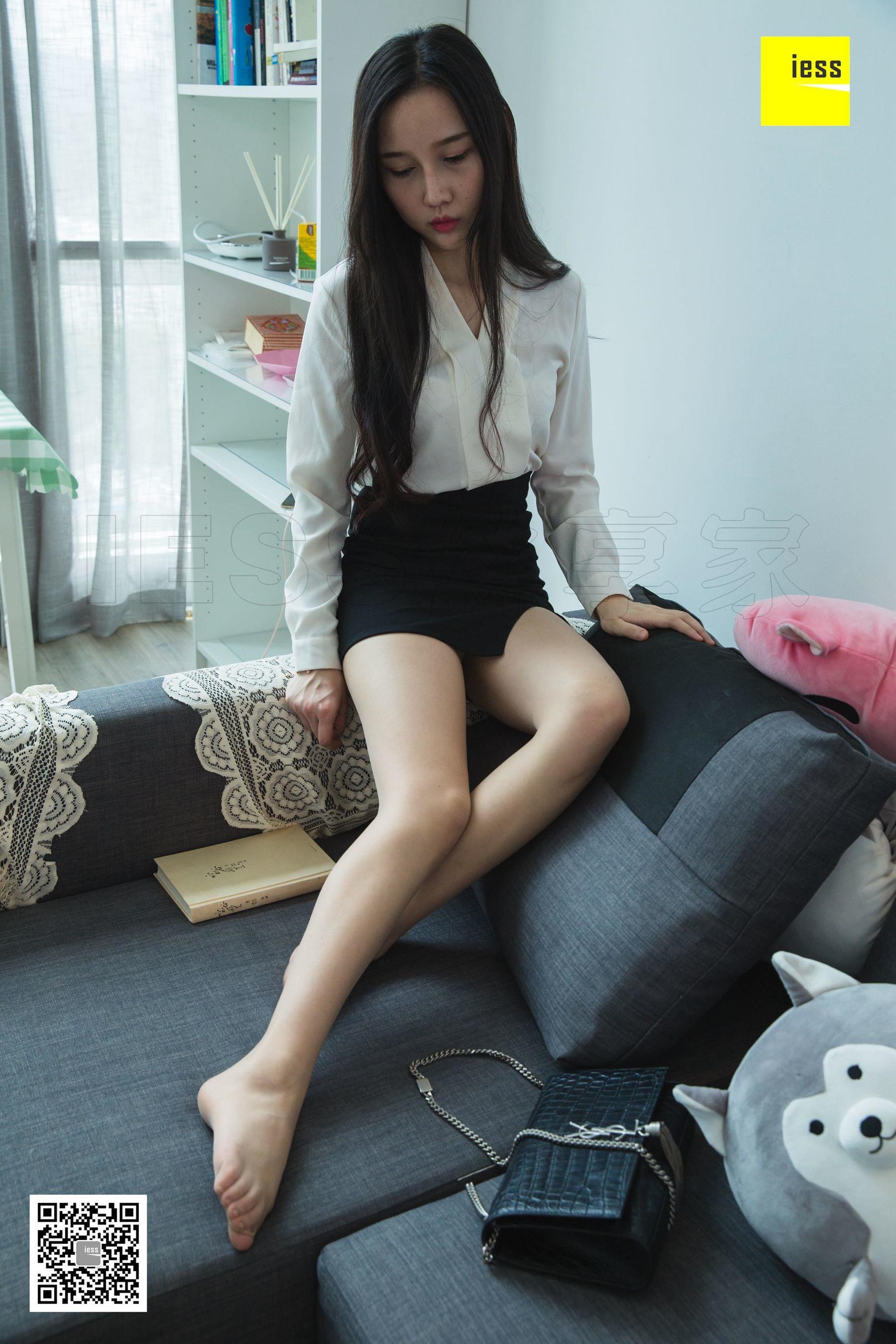 [异思趣向IESS] 模特文欣 《文欣微肉制服美足》