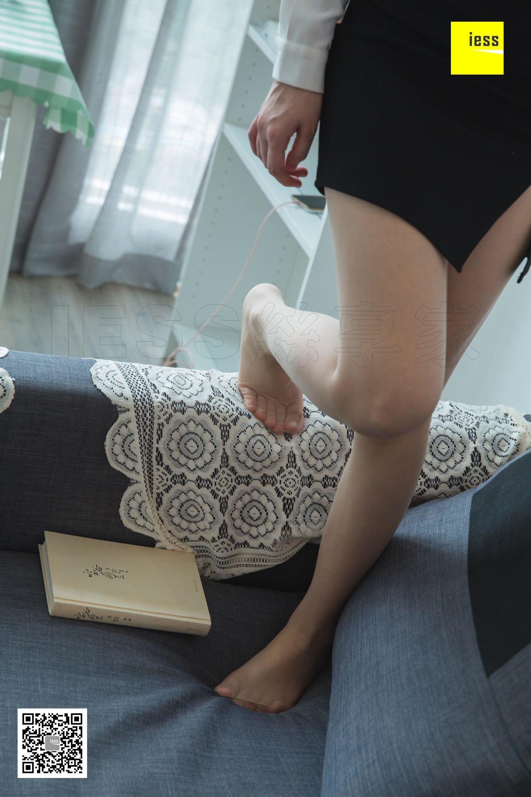 [异思趣向IESS] 模特文欣 《文欣微肉制服美足》