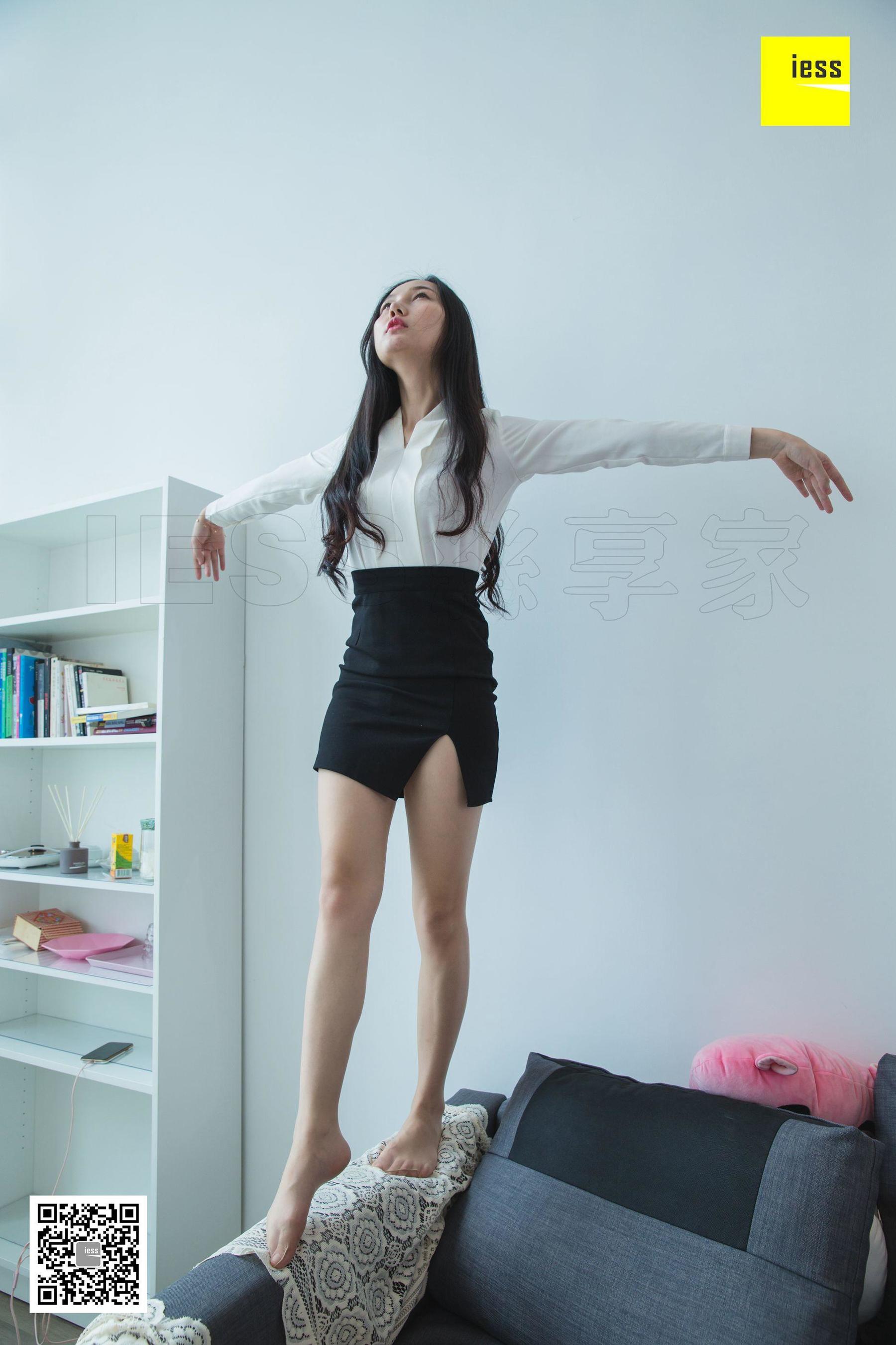 [异思趣向IESS] 模特文欣 《文欣微肉制服美足》