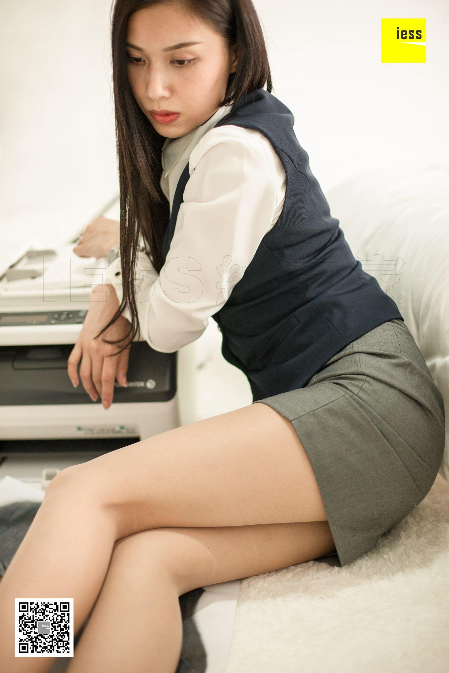 [异思趣向IESS] 模特辣妈君君 《偷玩复印机的女同事》