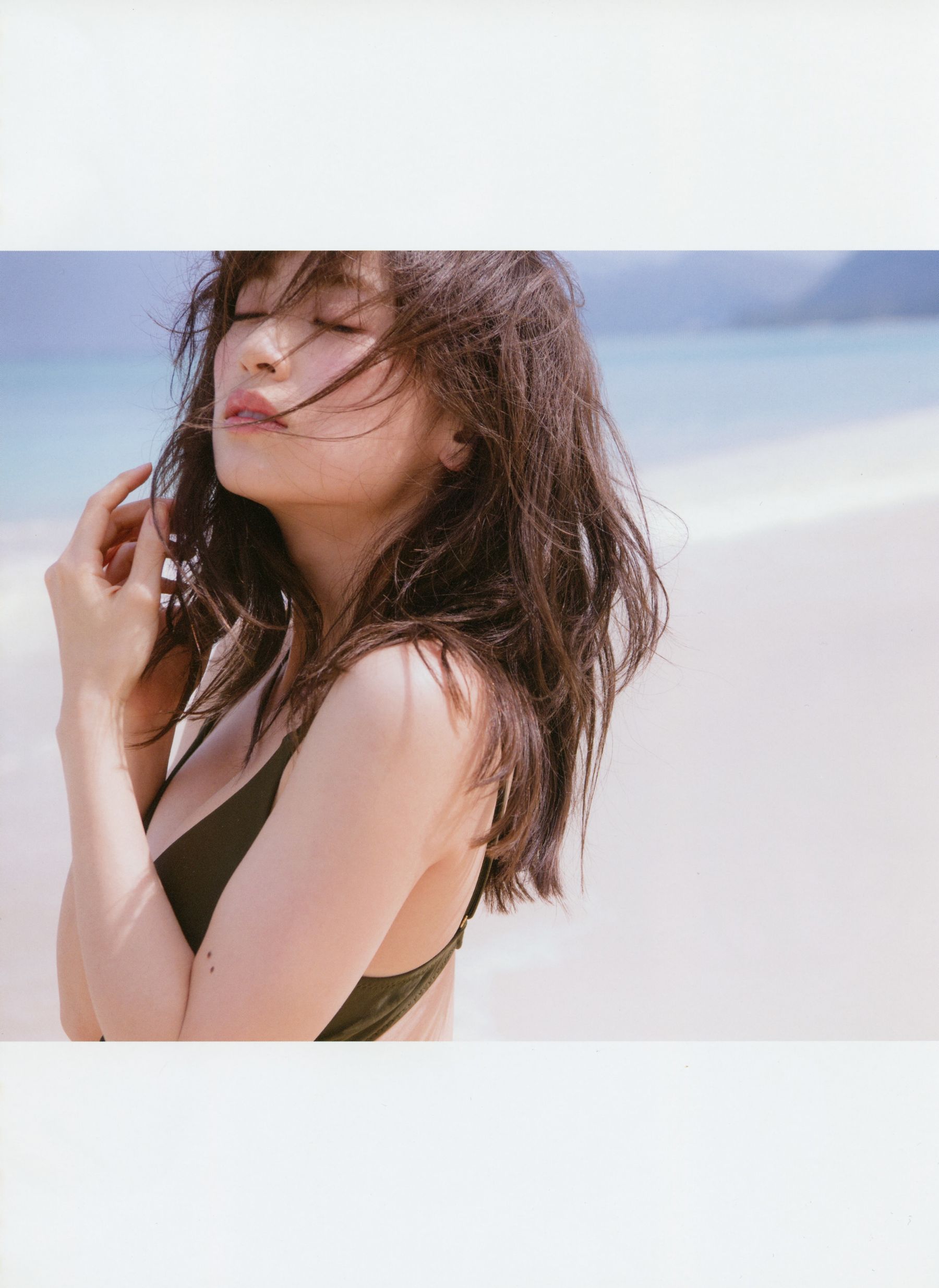Rika Izumi 泉里香 1st Photobook「Rika!」