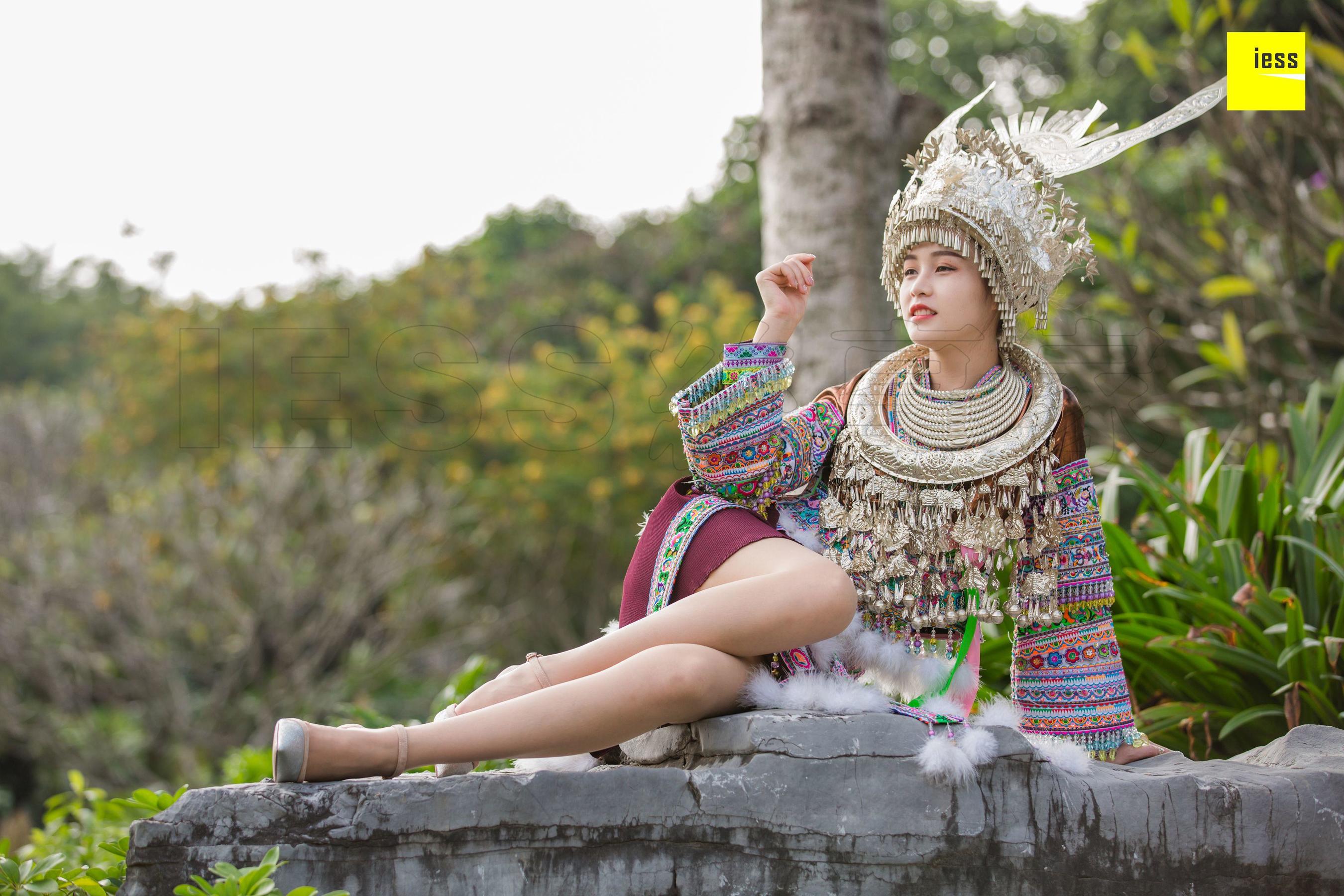 [异思趣向IESS] 模特 九妹《穿丝袜的苗族九妹》