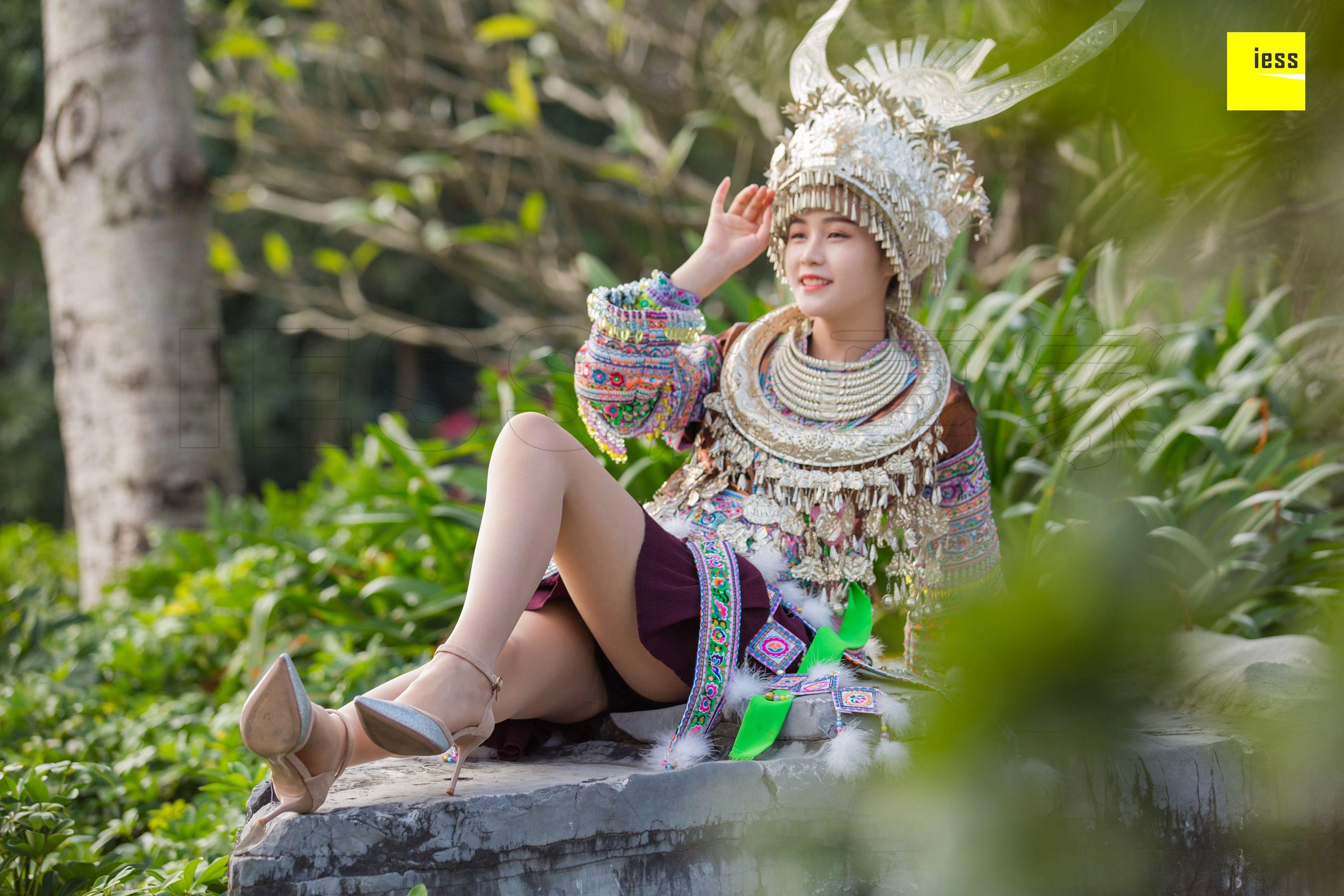 [异思趣向IESS] 模特 九妹《穿丝袜的苗族九妹》