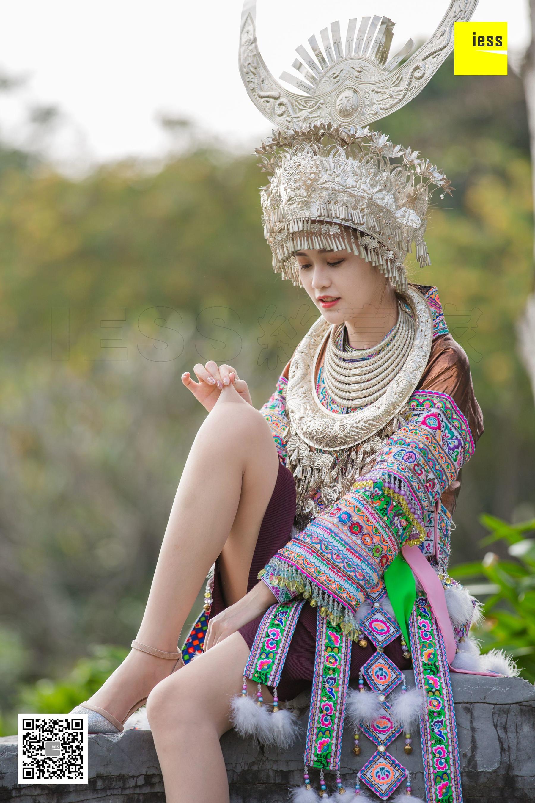 [异思趣向IESS] 模特 九妹《穿丝袜的苗族九妹》