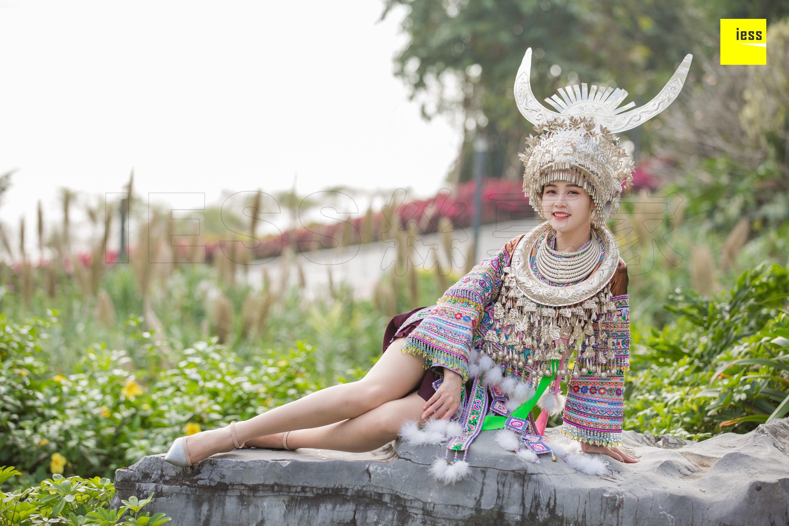 [异思趣向IESS] 模特 九妹《穿丝袜的苗族九妹》