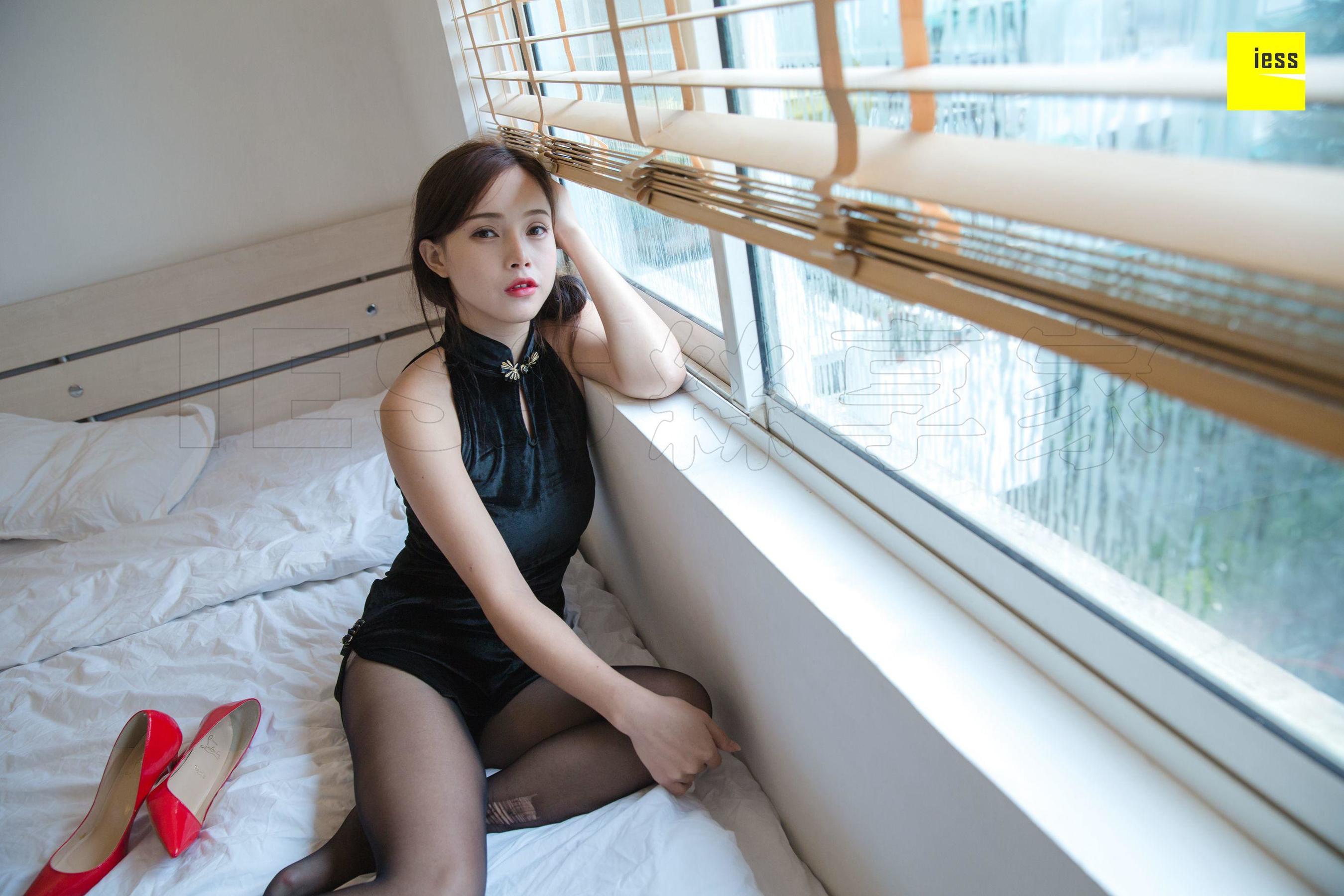 [异思趣向IESS] 模特 小羽《小羽黑色绒面旗袍》