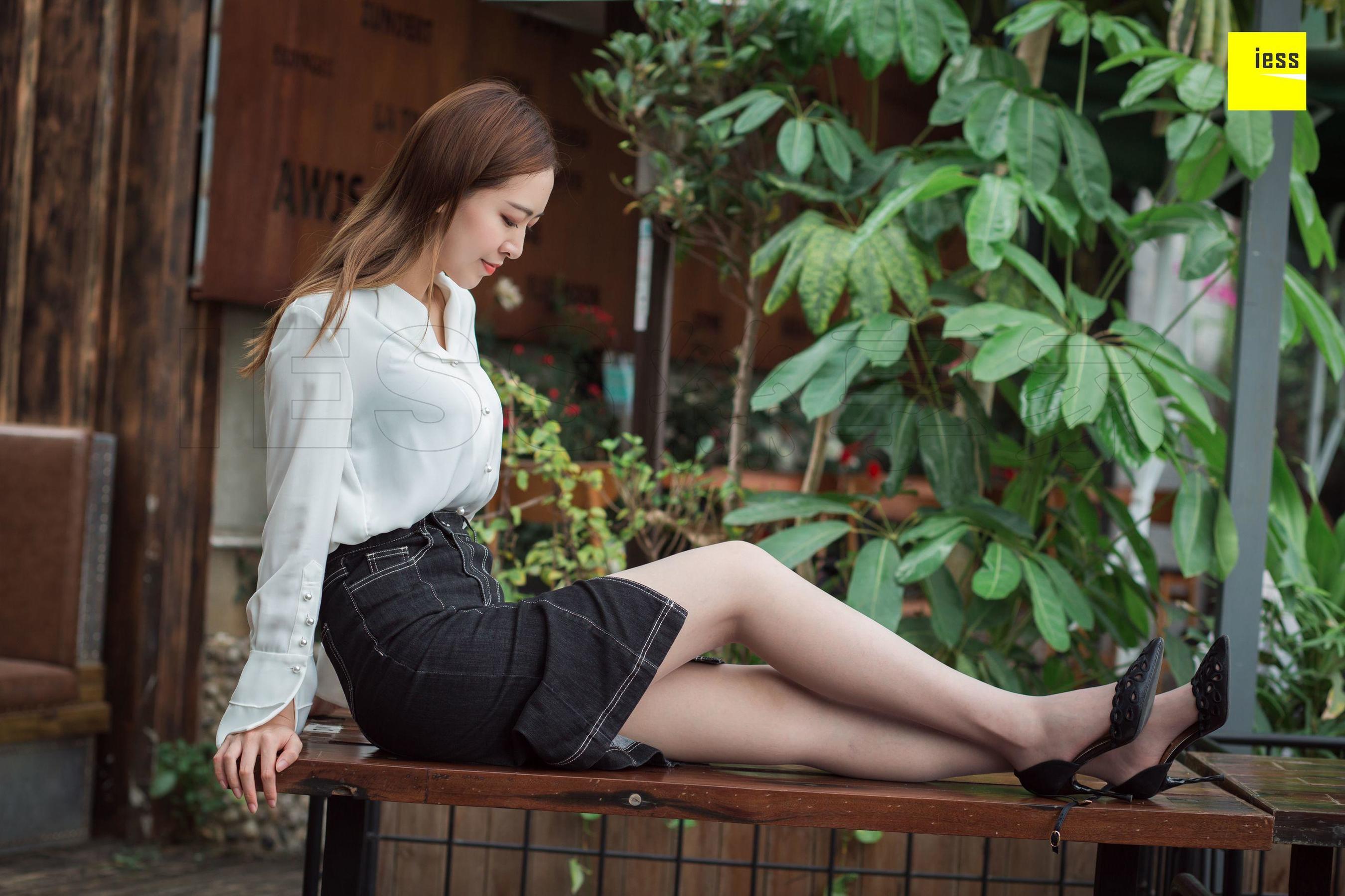 [异思趣向IESS] 模特紫紫《紫紫知性灰丝》