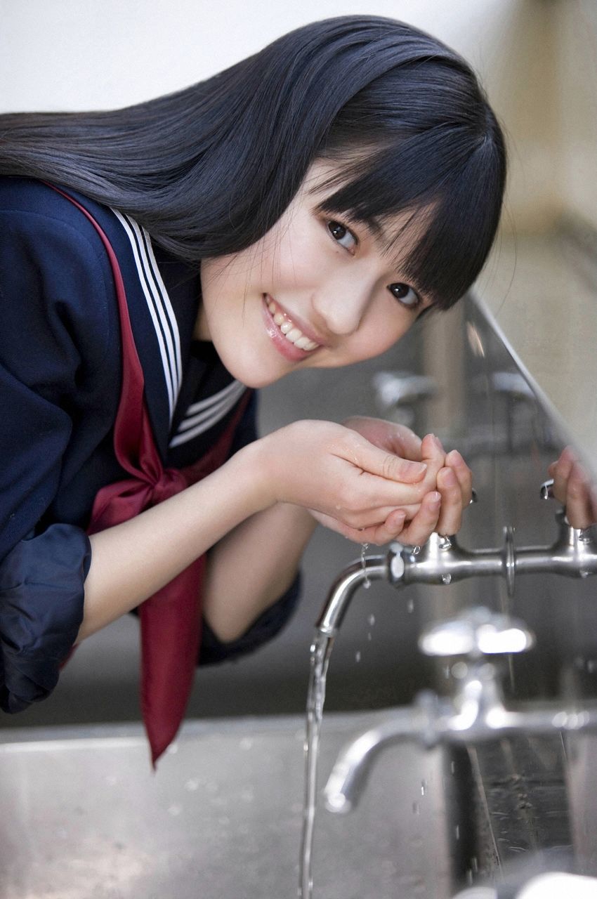 渡邊麻友『1st写真集 まゆゆ』 渡边达生