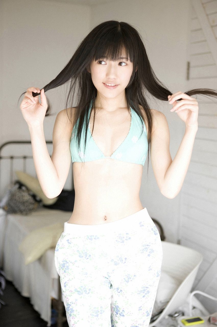渡邊麻友『1st写真集 まゆゆ』 渡边达生