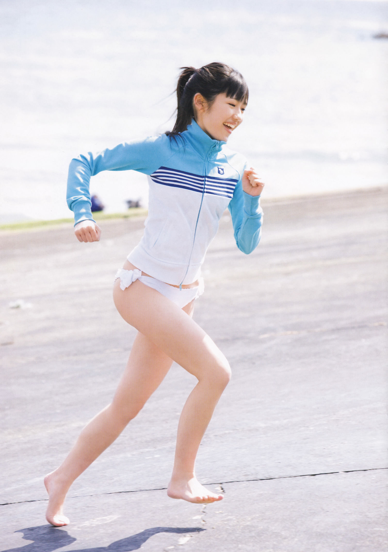 渡邊麻友『1st写真集 まゆゆ』 渡边达生