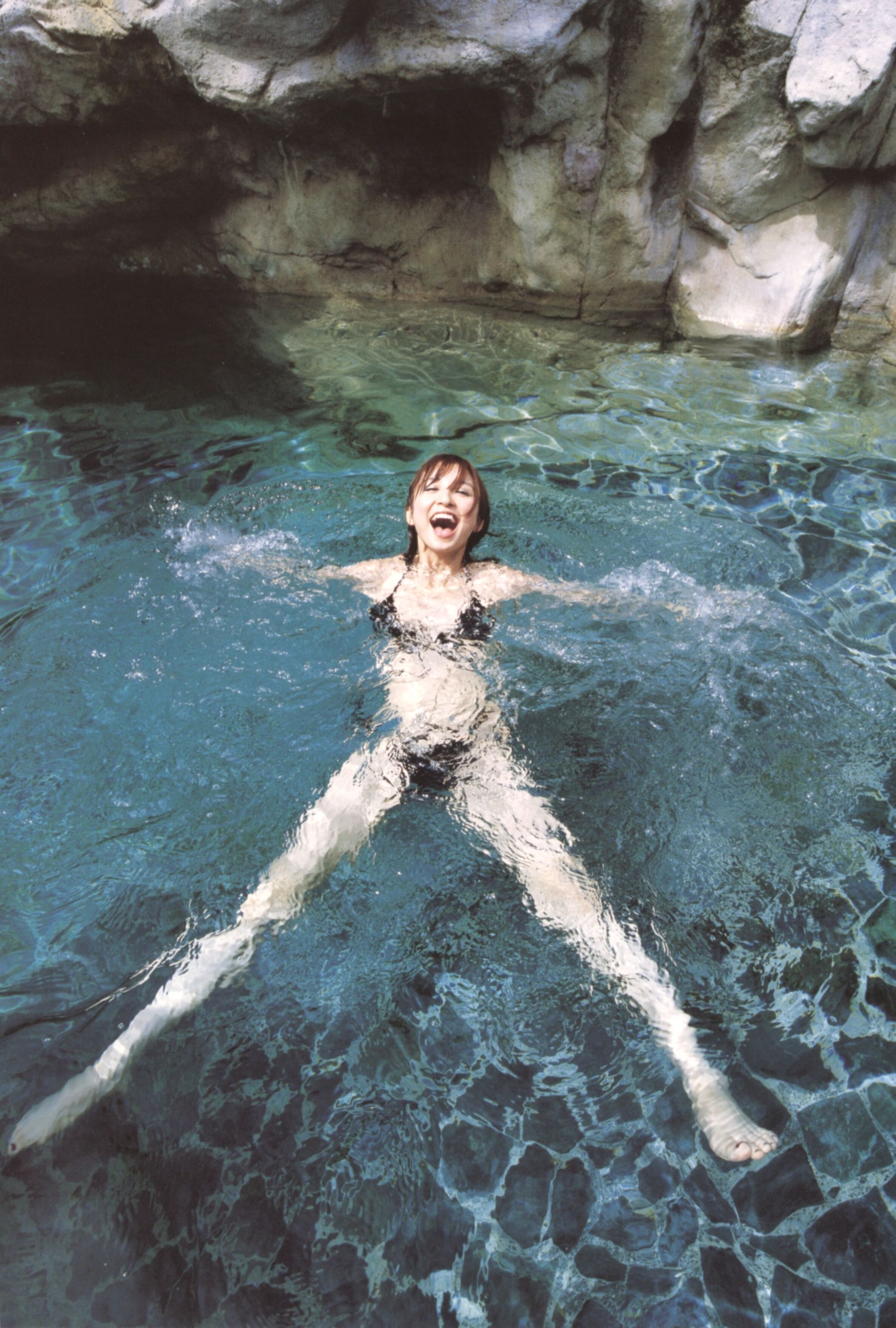 篠田麻里子 Mariko Shinoda《Pendulum》
